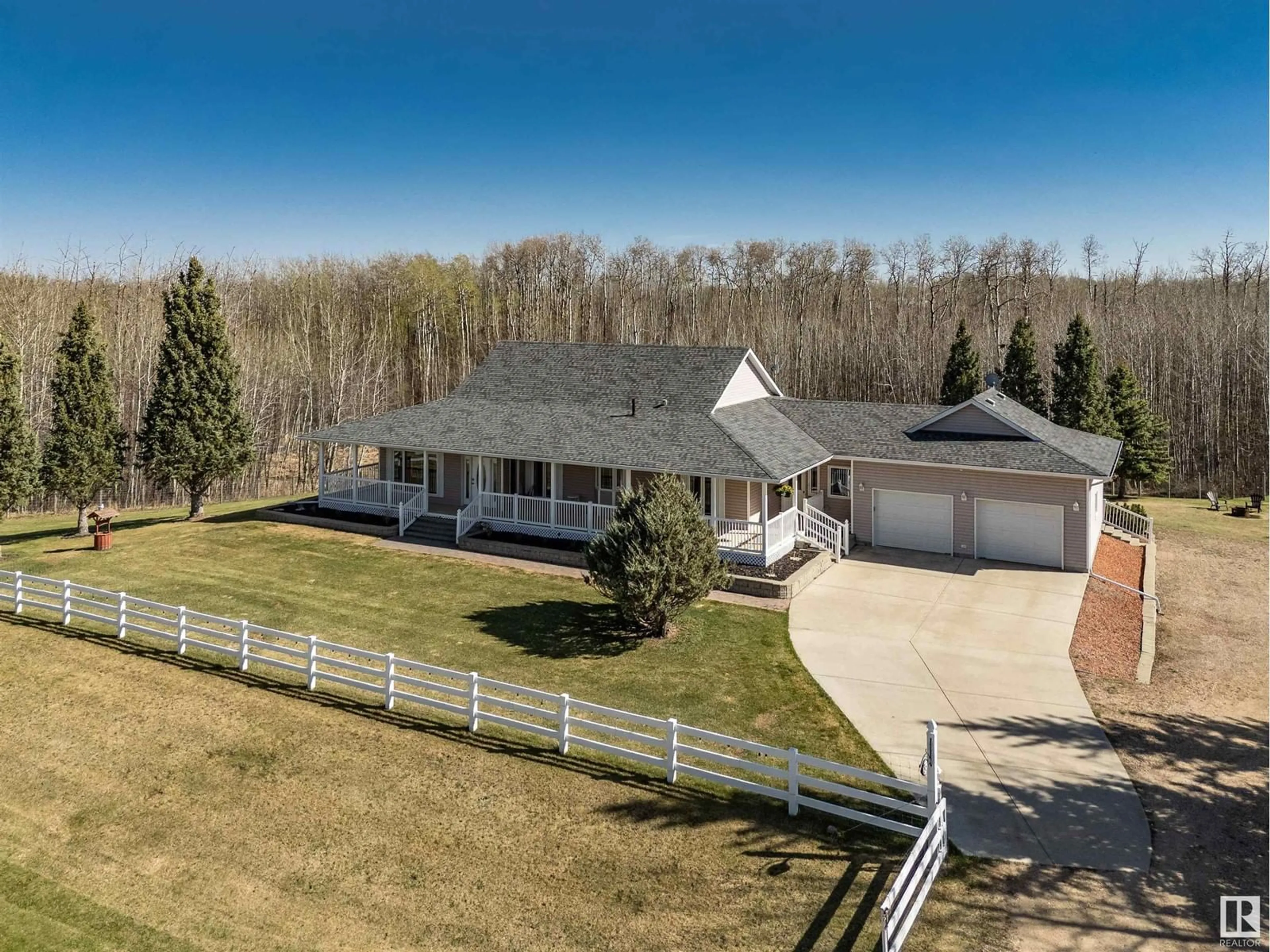 A pic from outside/outdoor area/front of a property/back of a property/a pic from drone, unknown for 51042 - 86 RGE ROAD 204, Rural Strathcona County Alberta T8G1E3