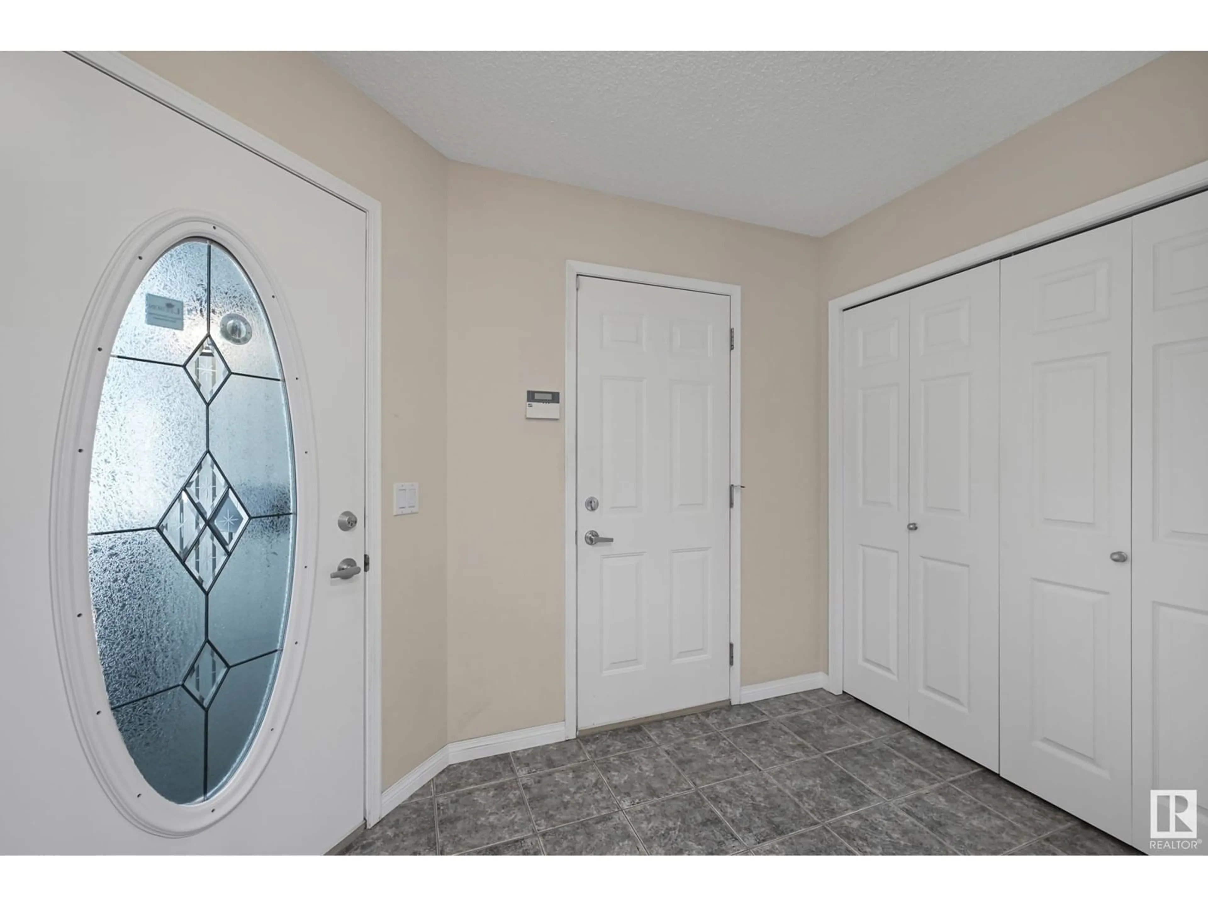Indoor entryway for 21 - 10848 8 AV, Edmonton Alberta T6W1G5