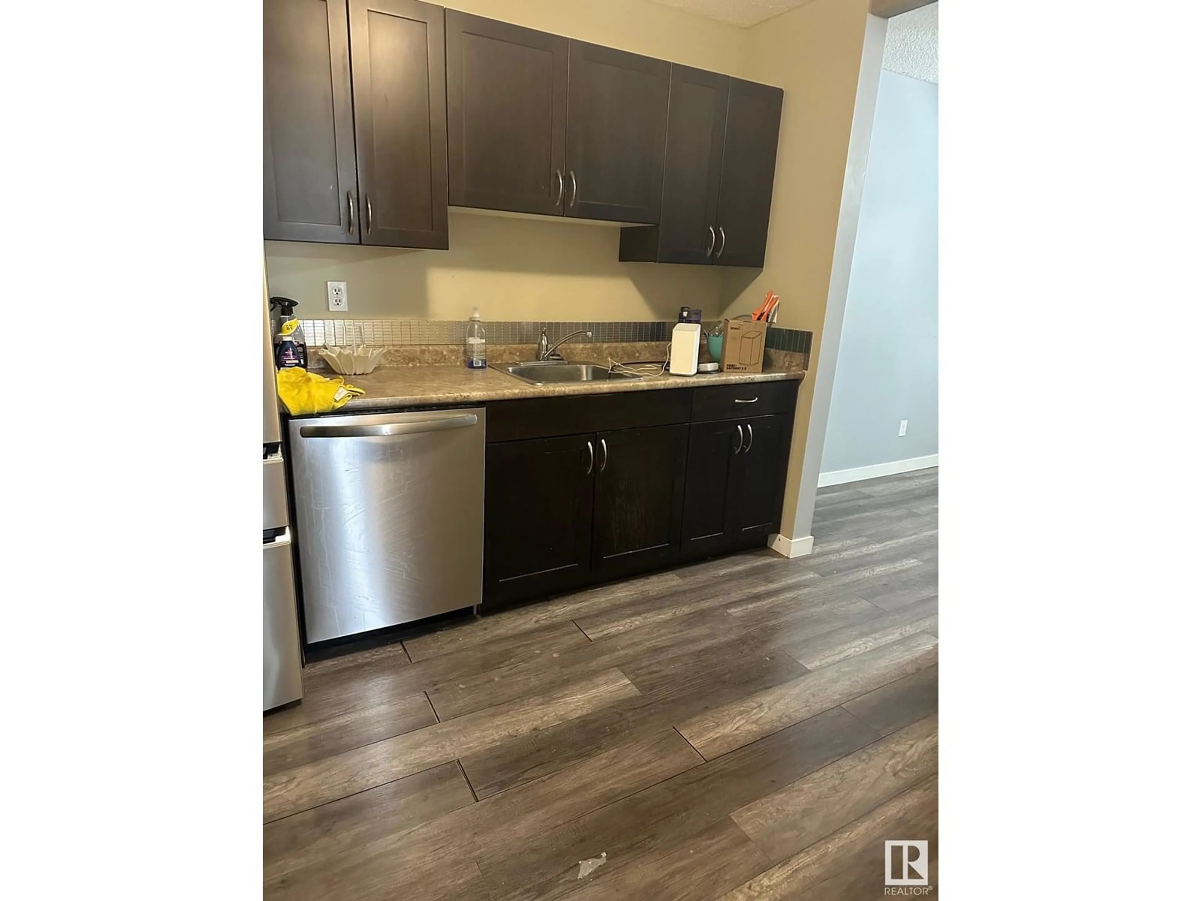 Standard kitchen, wood/laminate floor for #106 - 106 WOODLAND RD, St. Albert Alberta T8H5H3