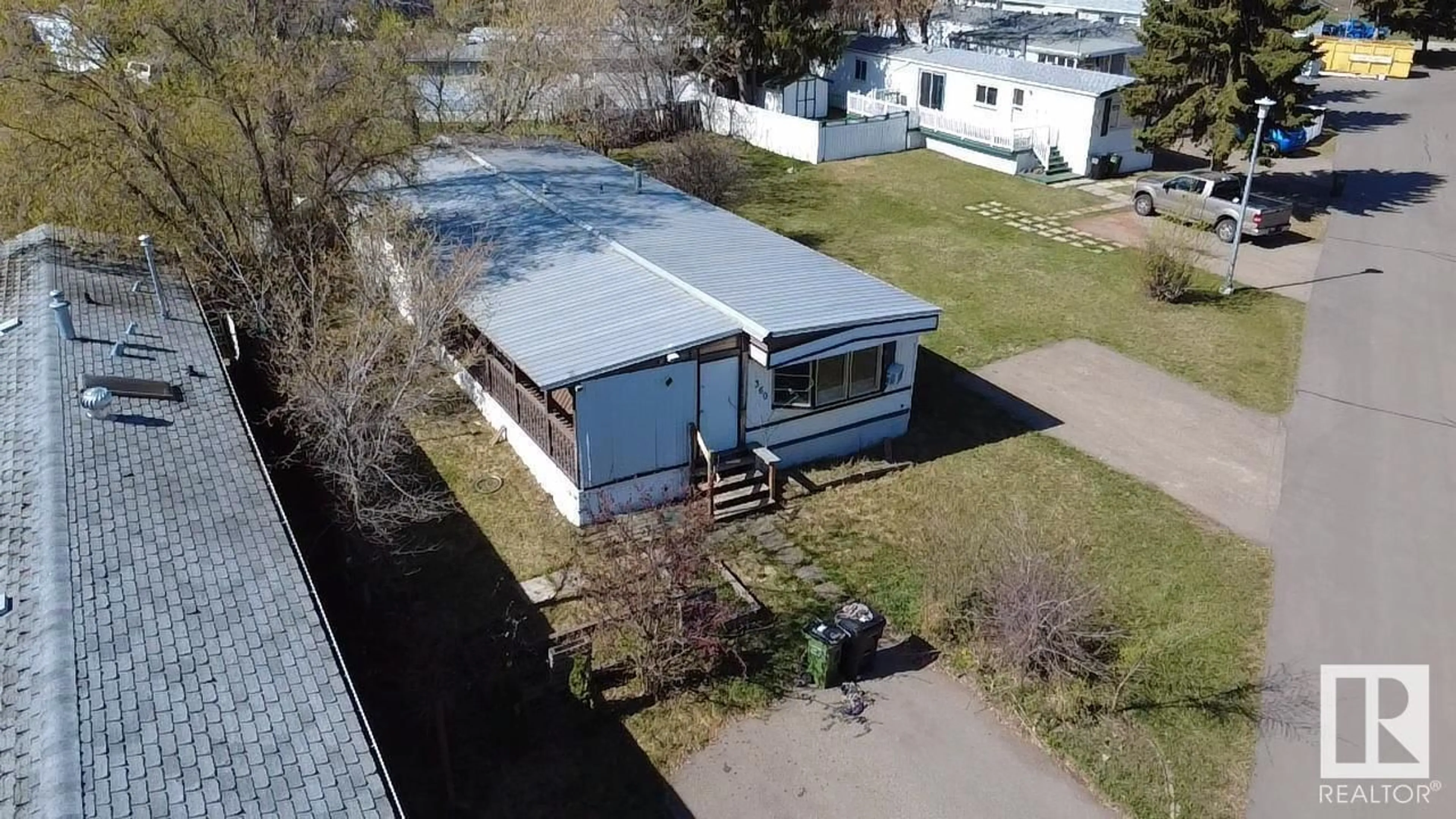 A pic from outside/outdoor area/front of a property/back of a property/a pic from drone, building for 360 EVERGREEN PARK NW, Edmonton Alberta T5Y4M2