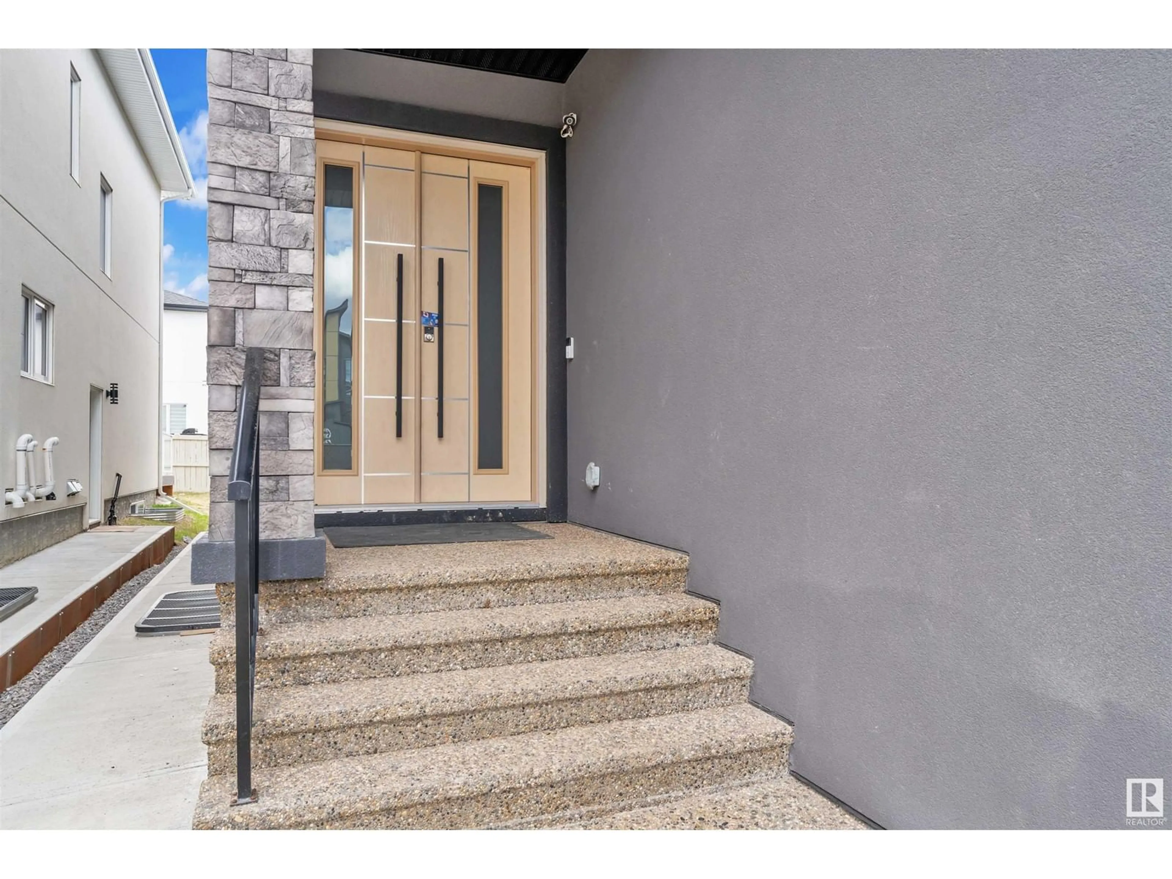 Indoor entryway for NW - 1744 18 ST, Edmonton Alberta T6T1J1