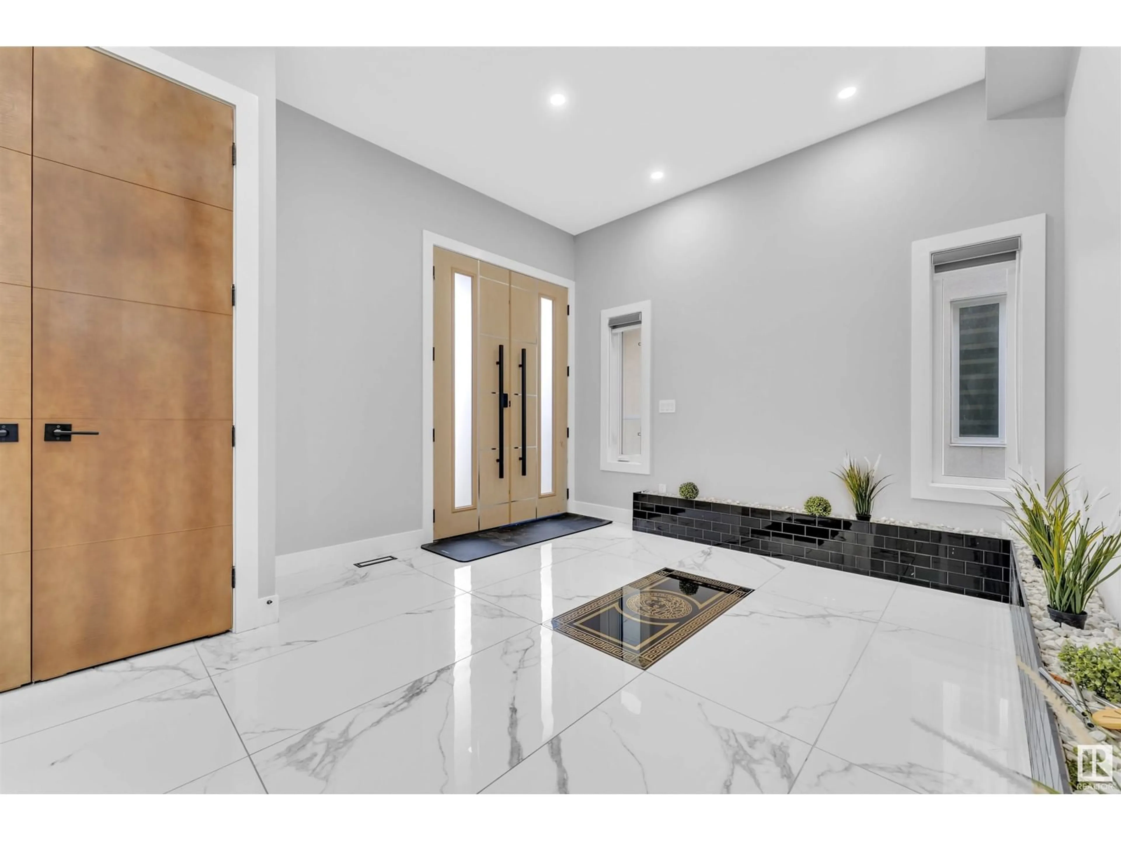 Indoor entryway for NW - 1744 18 ST, Edmonton Alberta T6T1J1