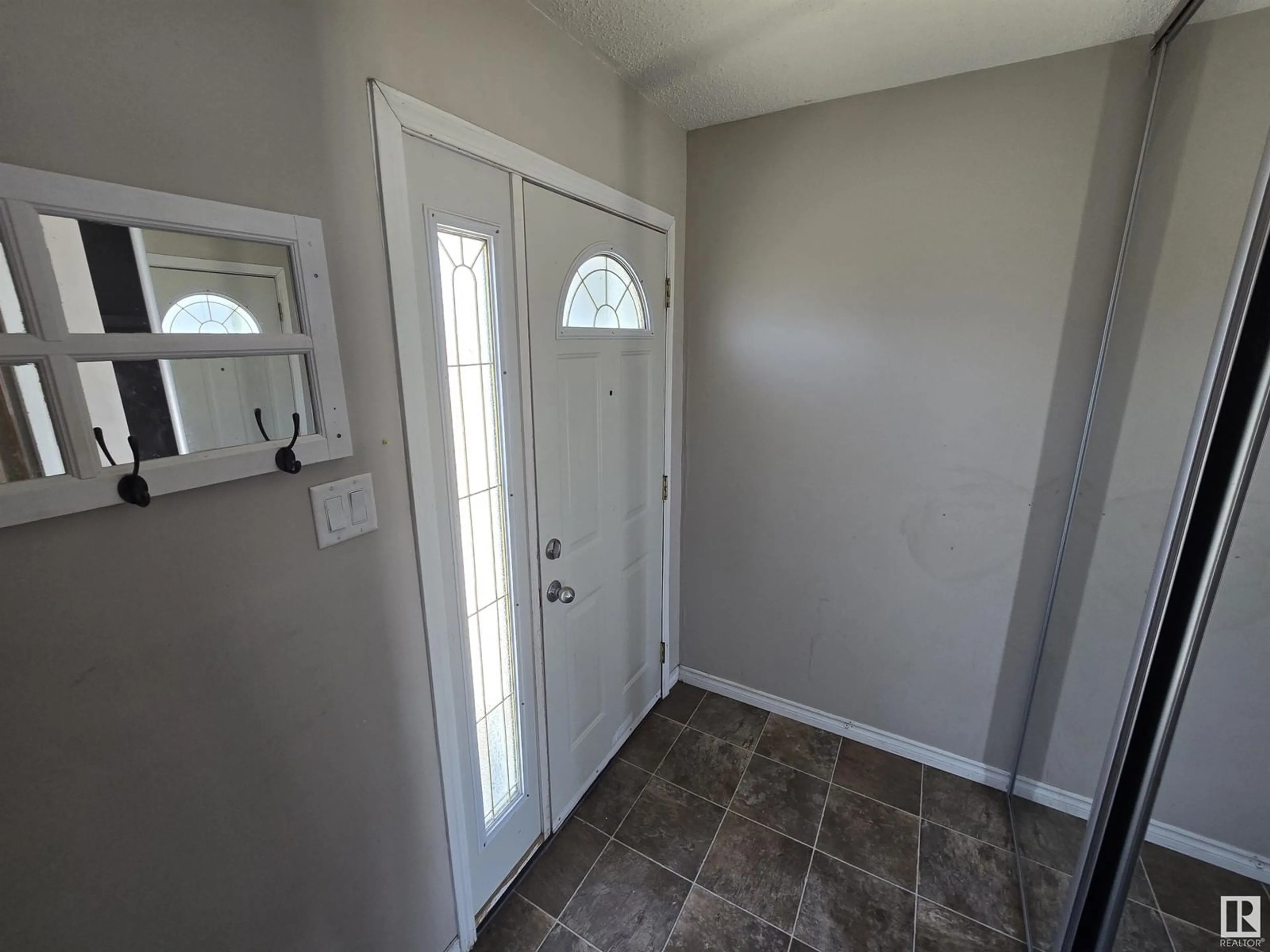 Indoor entryway for NW - 62 AMBERLY CO, Edmonton Alberta T5A0H9