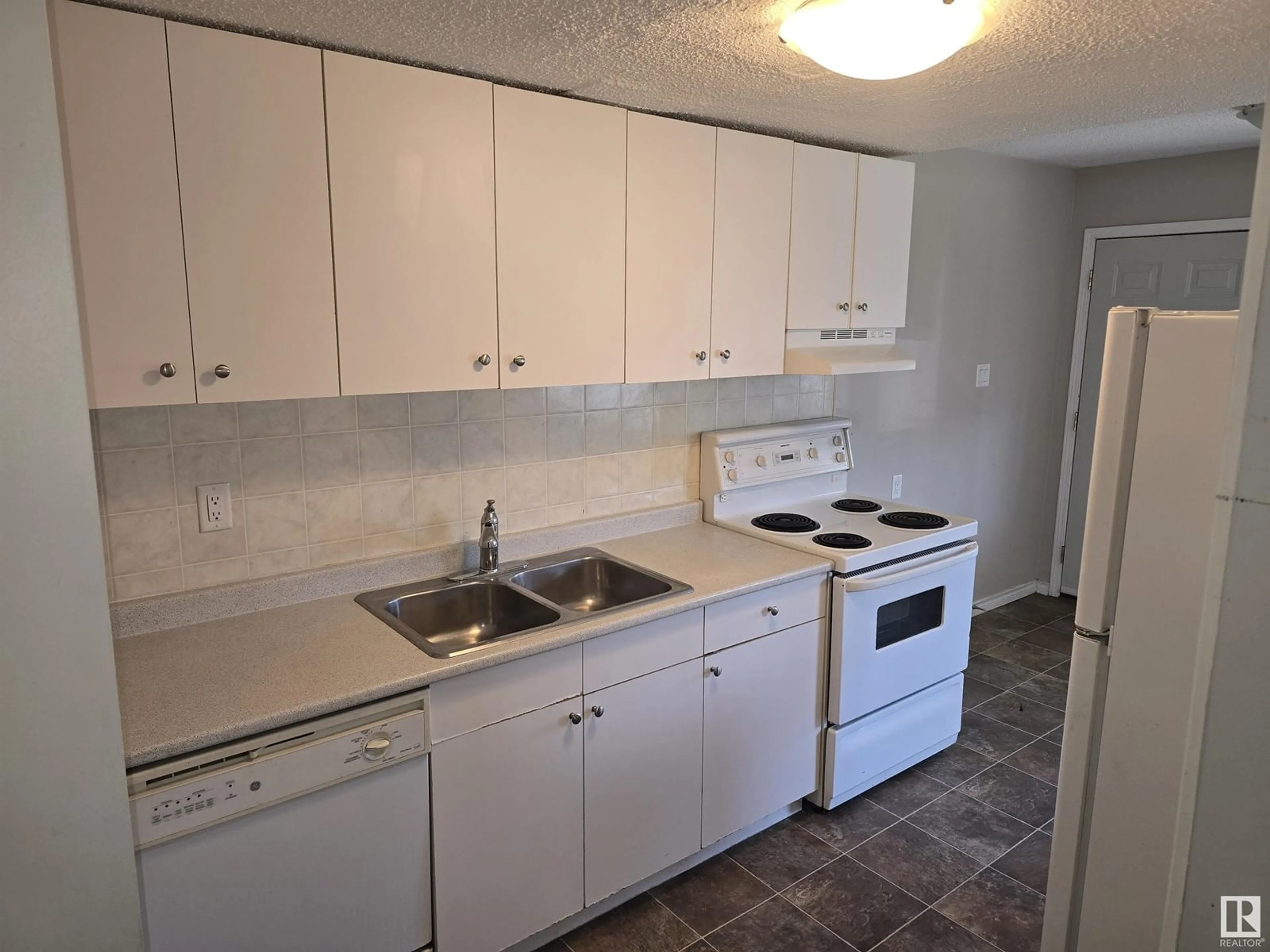 Standard kitchen, unknown for NW - 62 AMBERLY CO, Edmonton Alberta T5A0H9