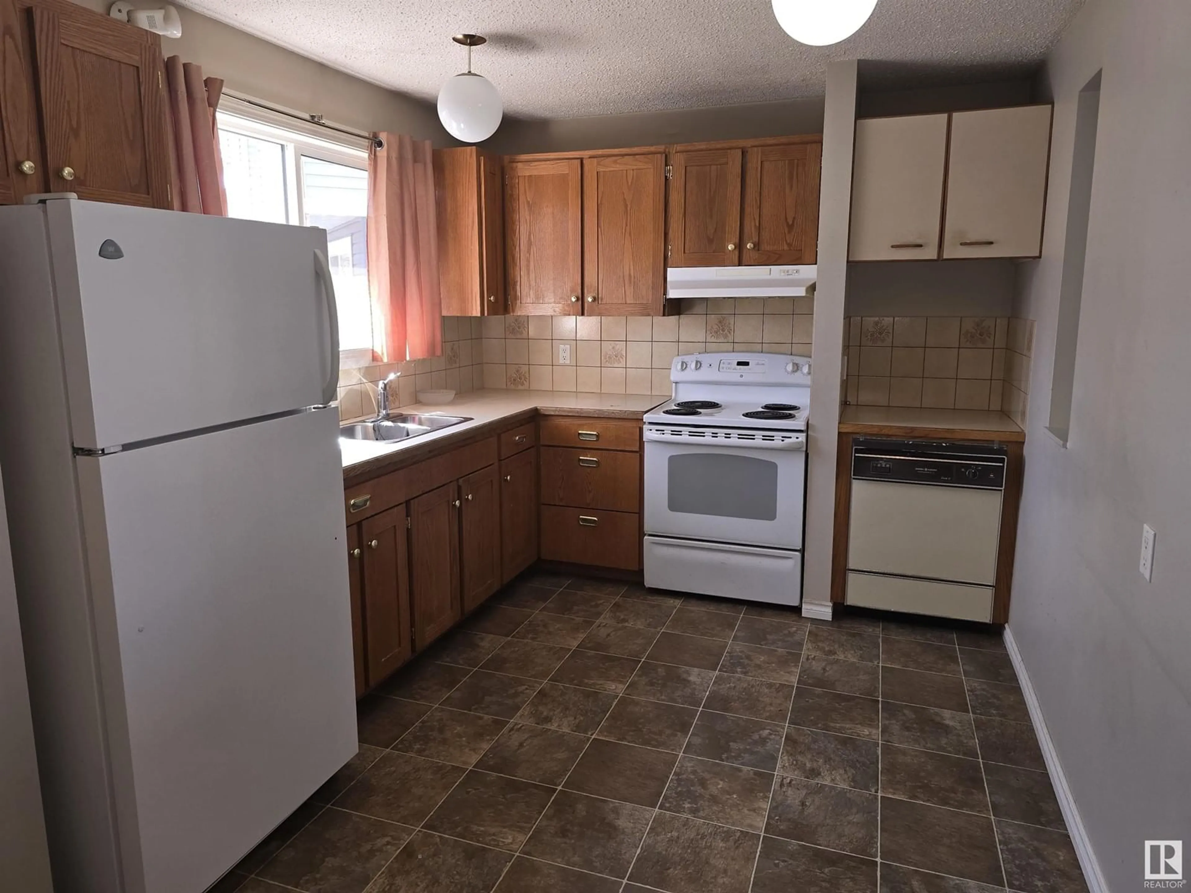 Standard kitchen, unknown for 137 HABITAT CR, Edmonton Alberta T5A3K8