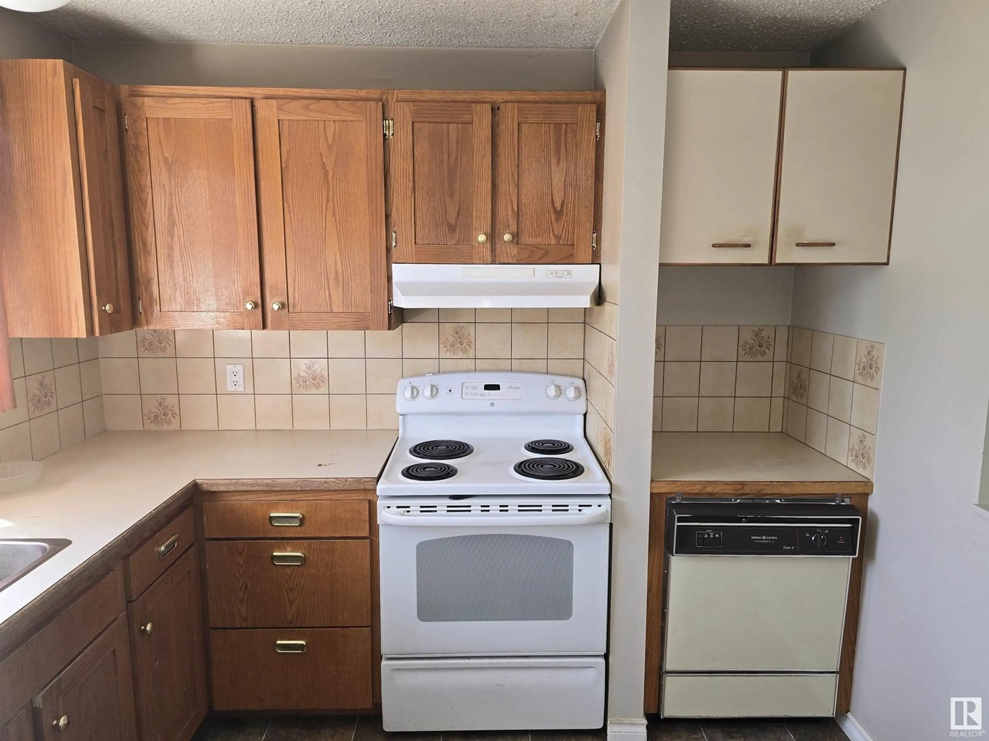 Standard kitchen, unknown for 137 HABITAT CR, Edmonton Alberta T5A3K8
