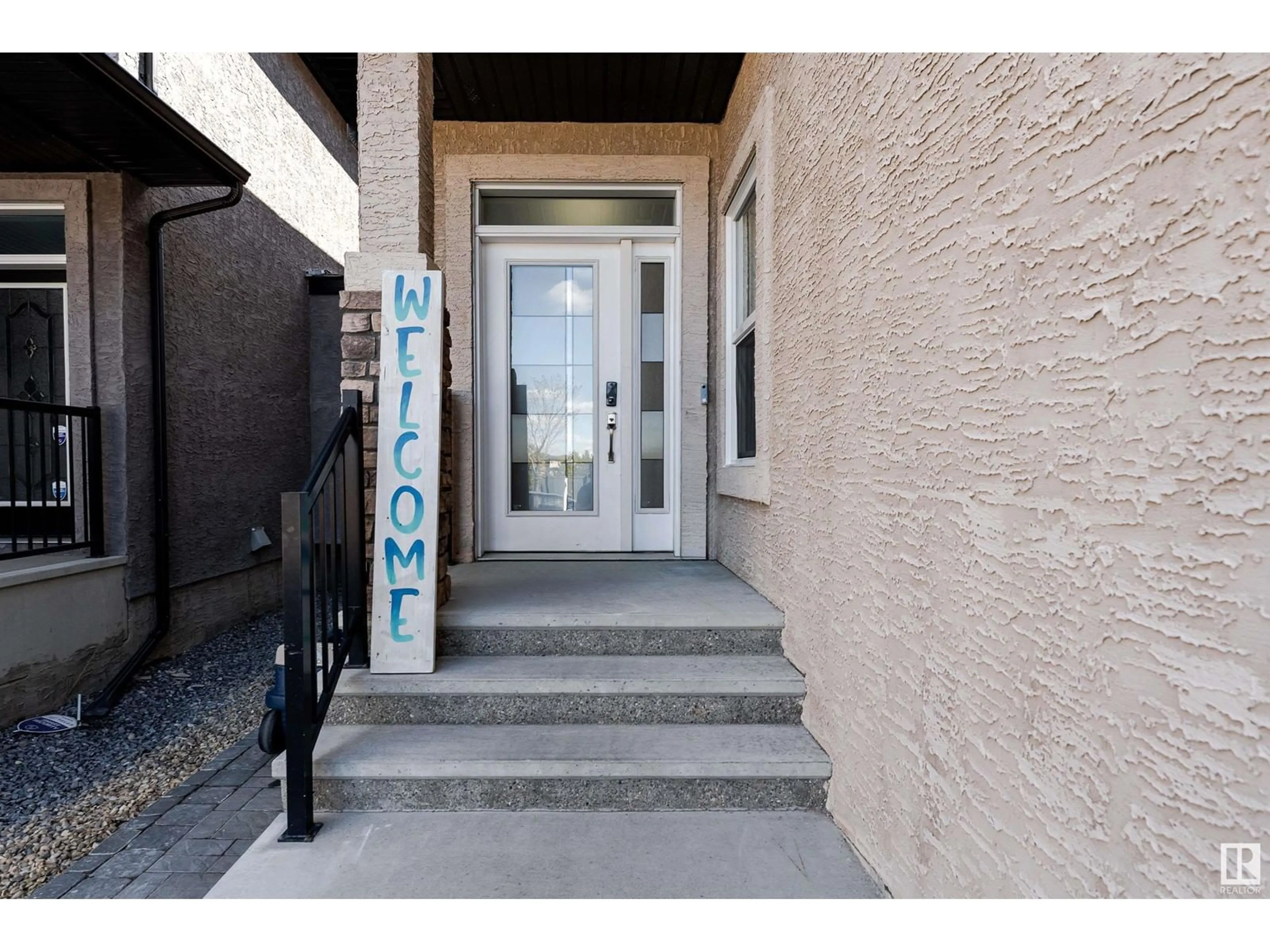Indoor foyer for 529 ALBANY WY, Edmonton Alberta T6V0H9