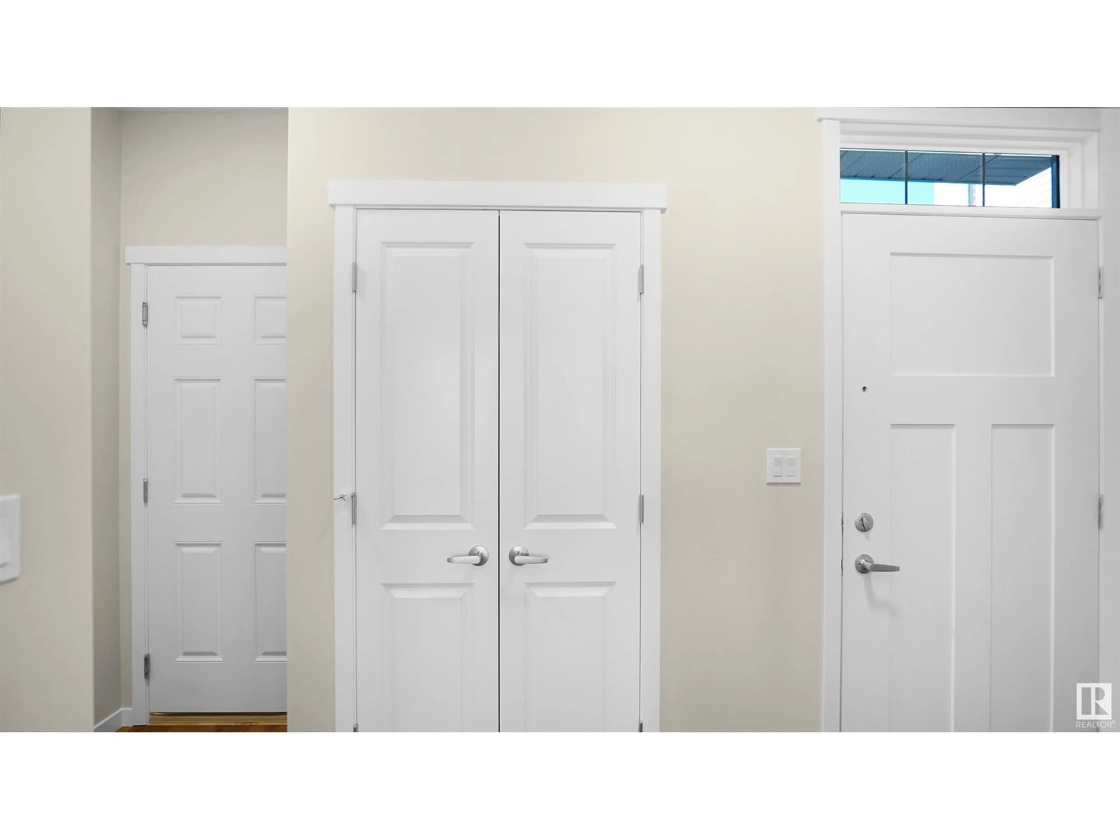 Indoor entryway for 519 30 AV, Edmonton Alberta T6T2V3