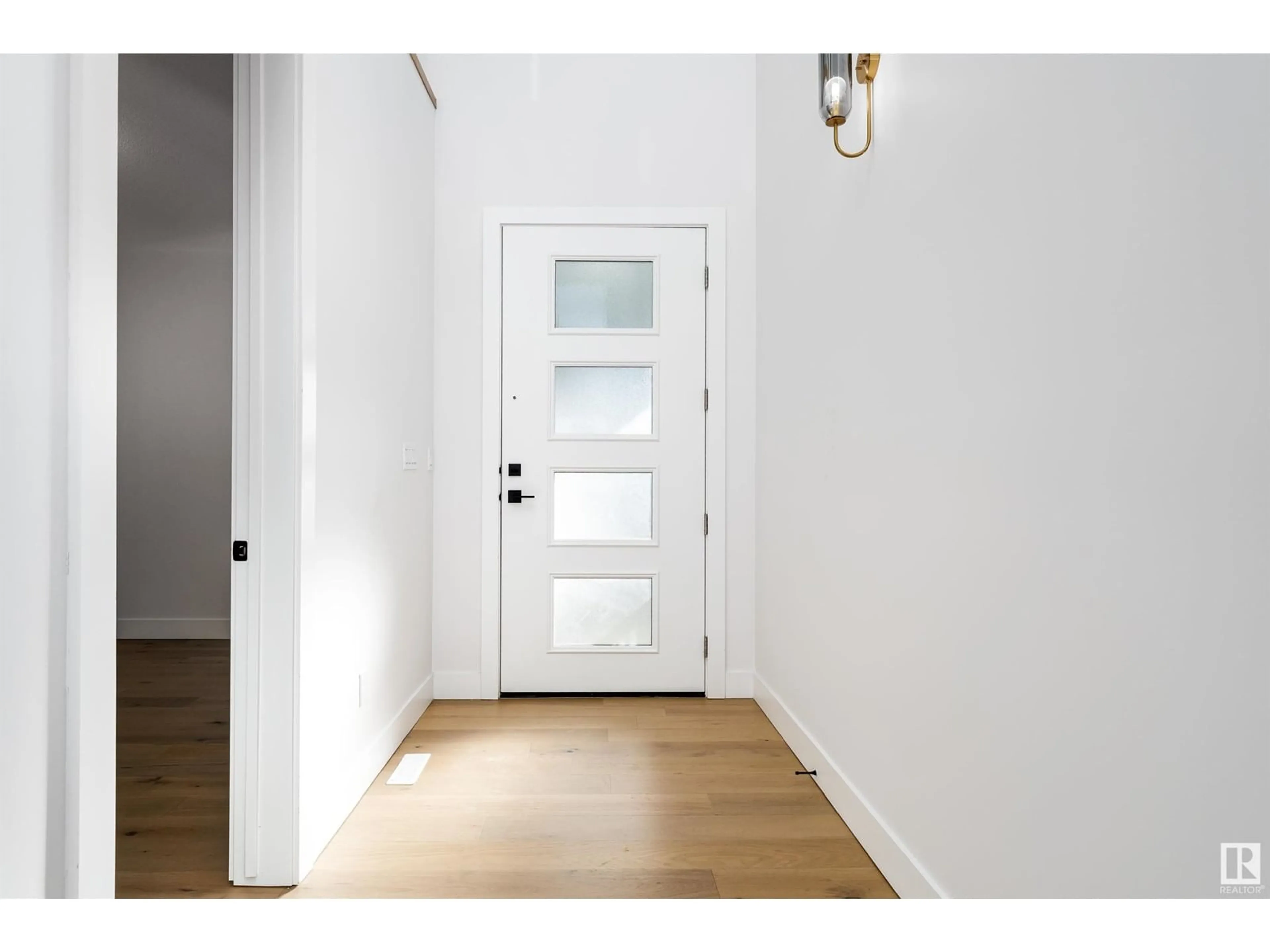 Indoor entryway for 7014 KIVIAQ CR, Edmonton Alberta T6W5N6