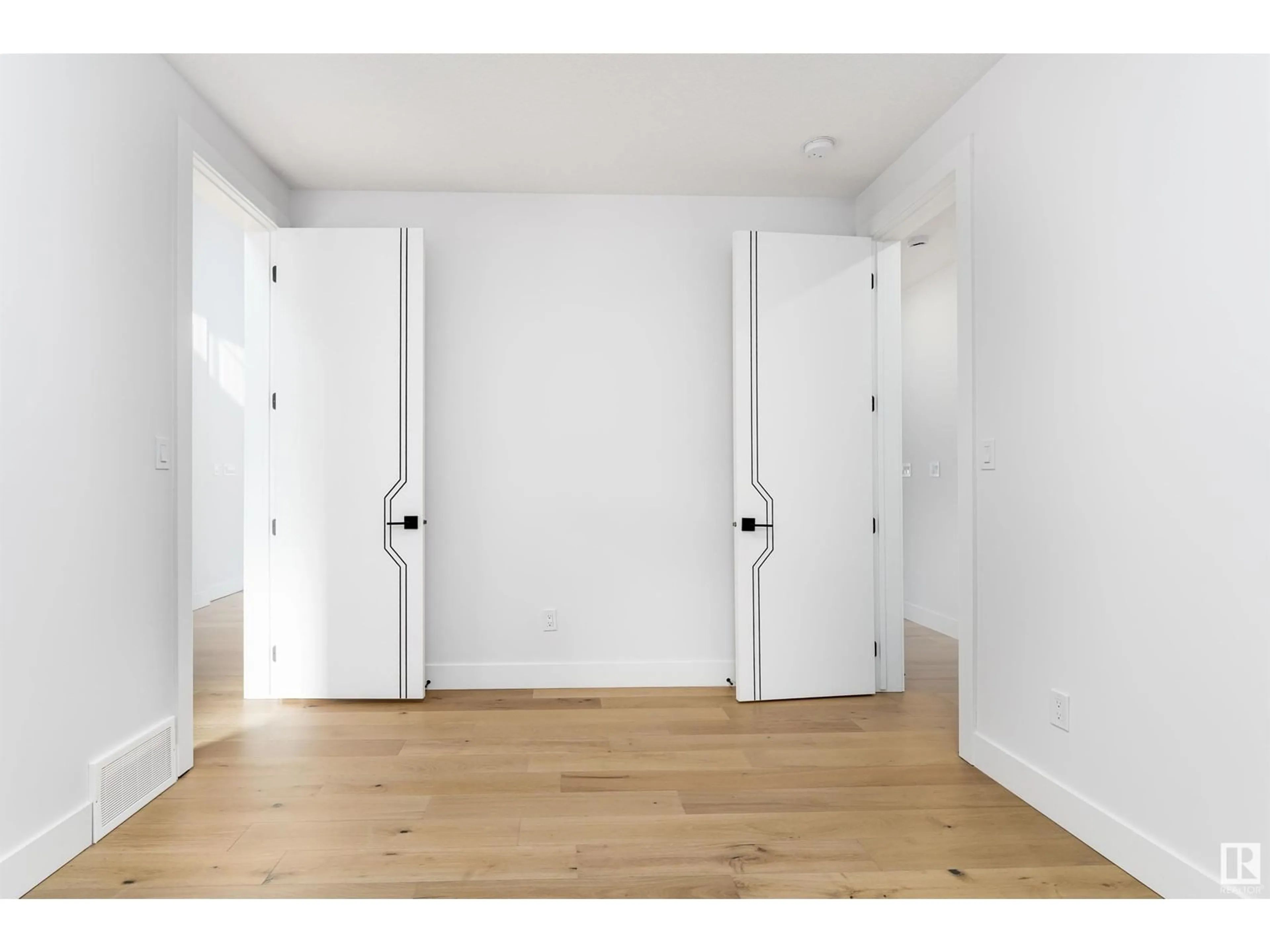 Indoor entryway for 7014 KIVIAQ CR, Edmonton Alberta T6W5N6