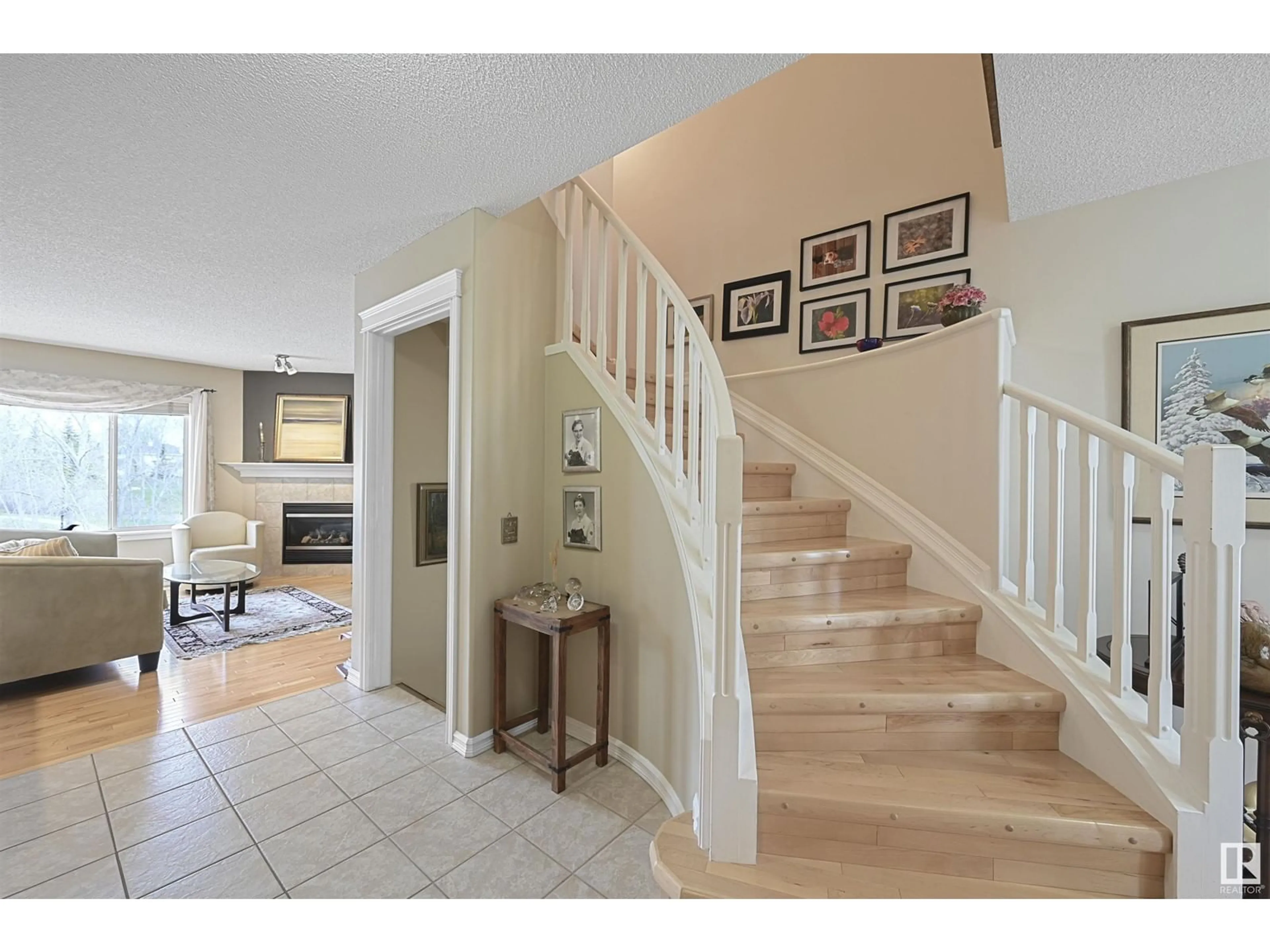 Indoor entryway for 2568 RABBIT HILL RD, Edmonton Alberta T6R2Y9