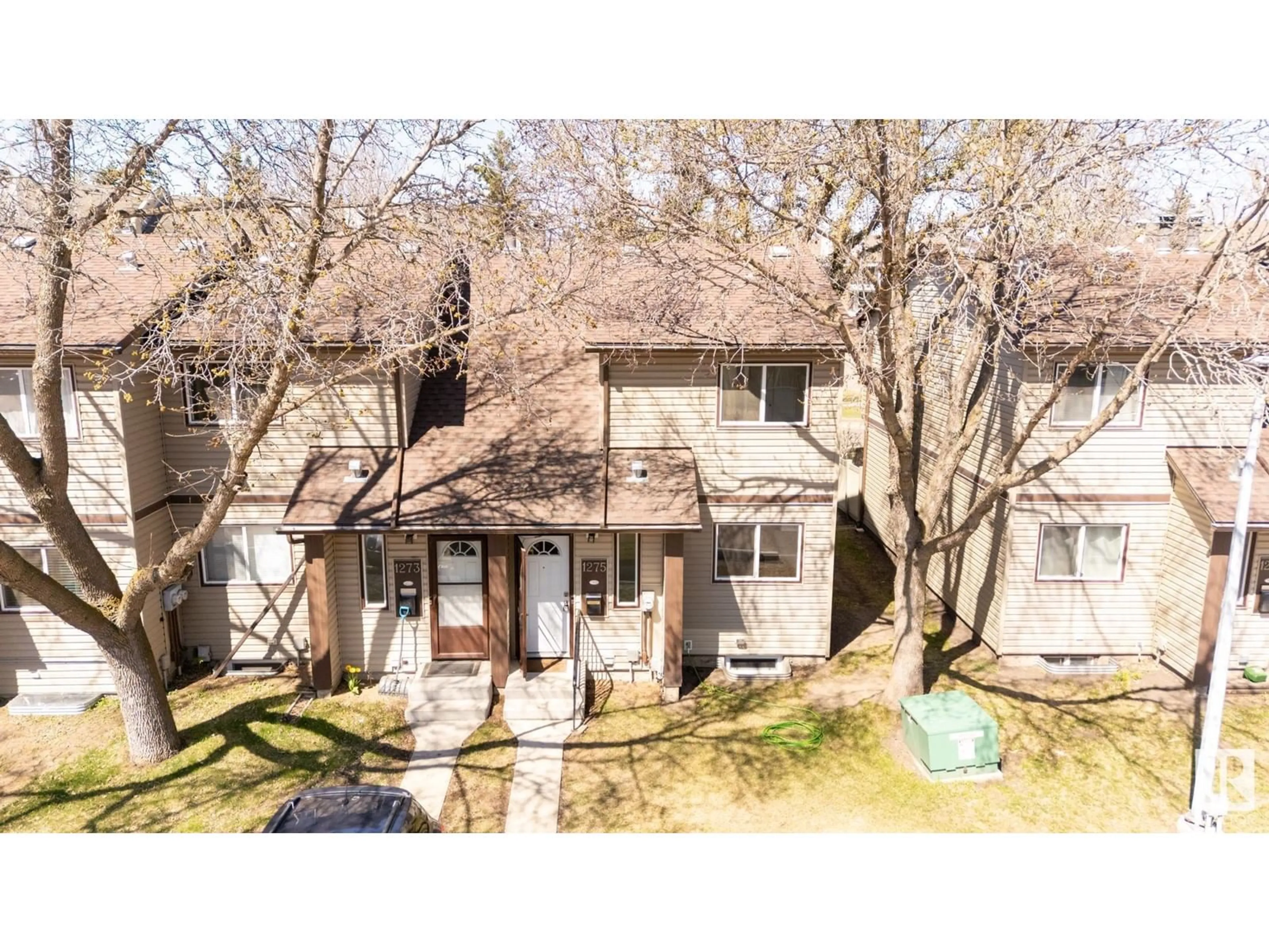 A pic from outside/outdoor area/front of a property/back of a property/a pic from drone, street for 1275 HOOKE RD, Edmonton Alberta T5A4A5