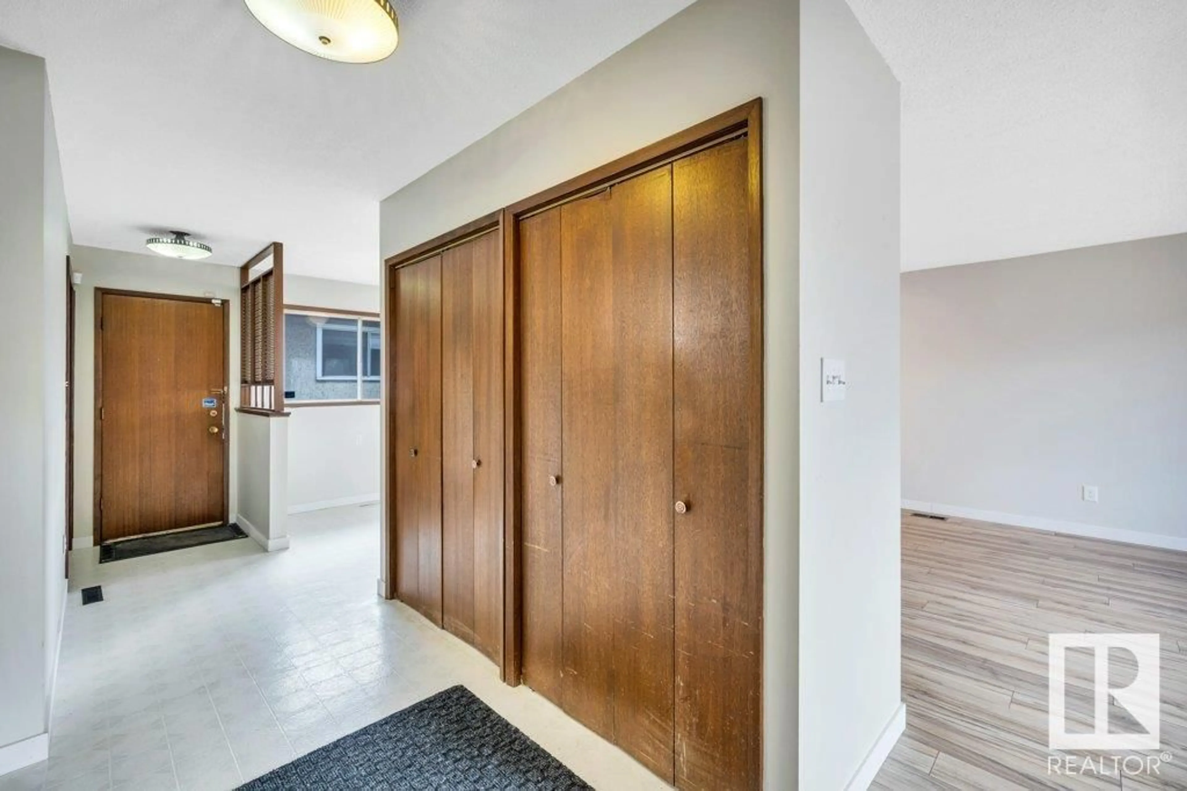 Indoor foyer for 14815 97 AV, Edmonton Alberta T5N0E8