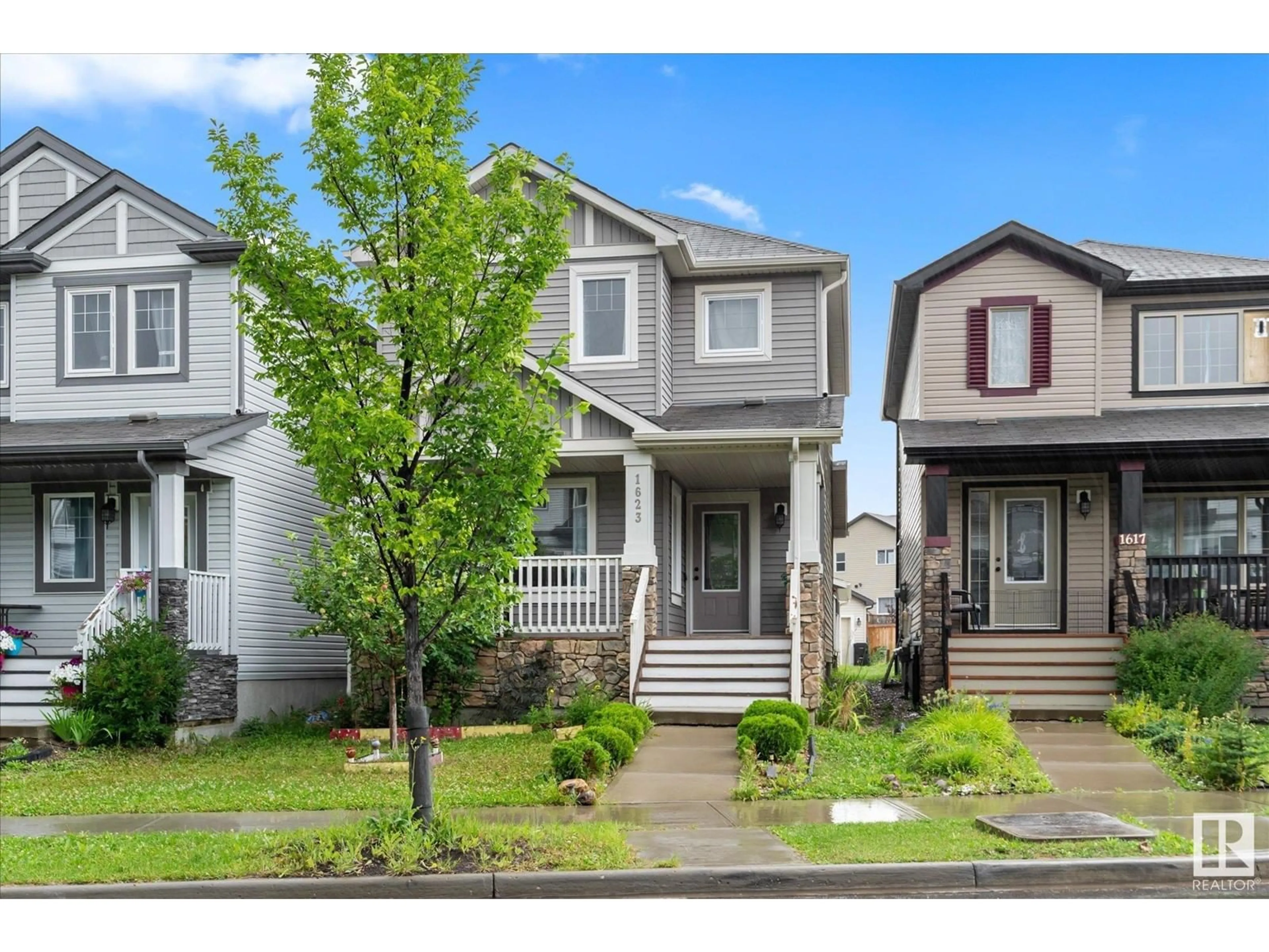 Home with vinyl exterior material, street for NW - 1623 33A ST, Edmonton Alberta T6T0X5