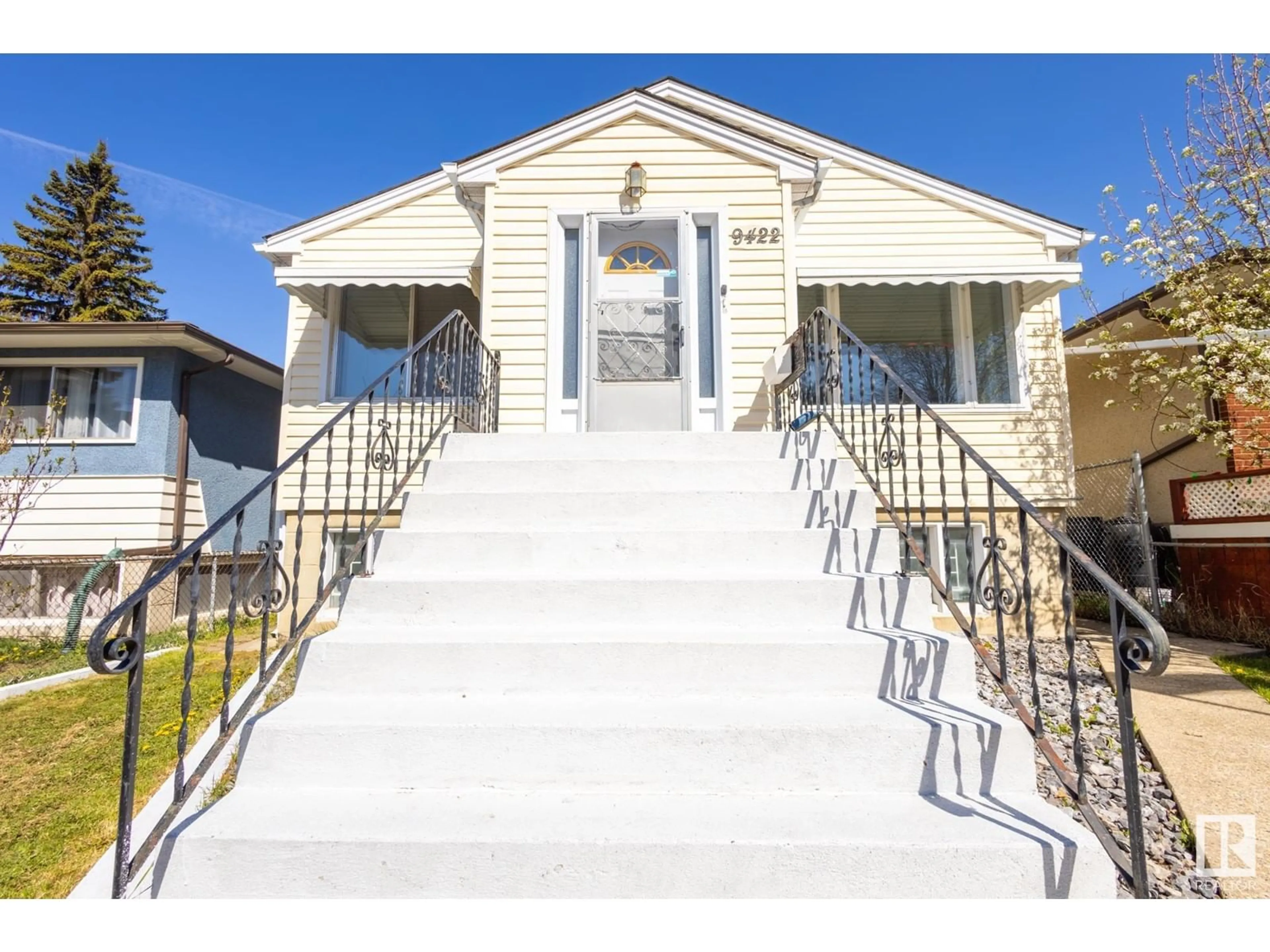 Stairs for 9422 110 AV, Edmonton Alberta T5H1H1
