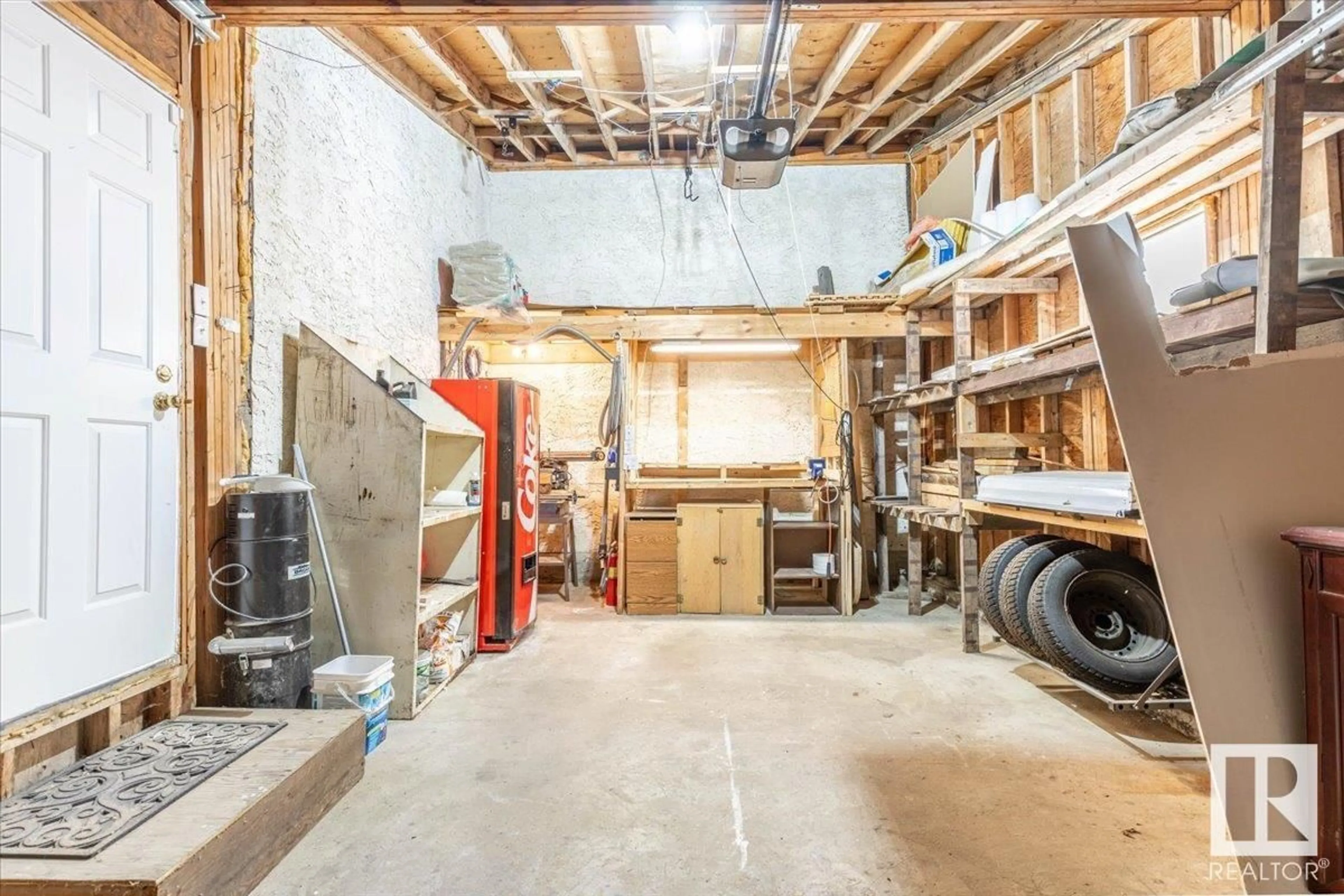 Indoor garage for 1420 65 ST, Edmonton Alberta T6L2J1