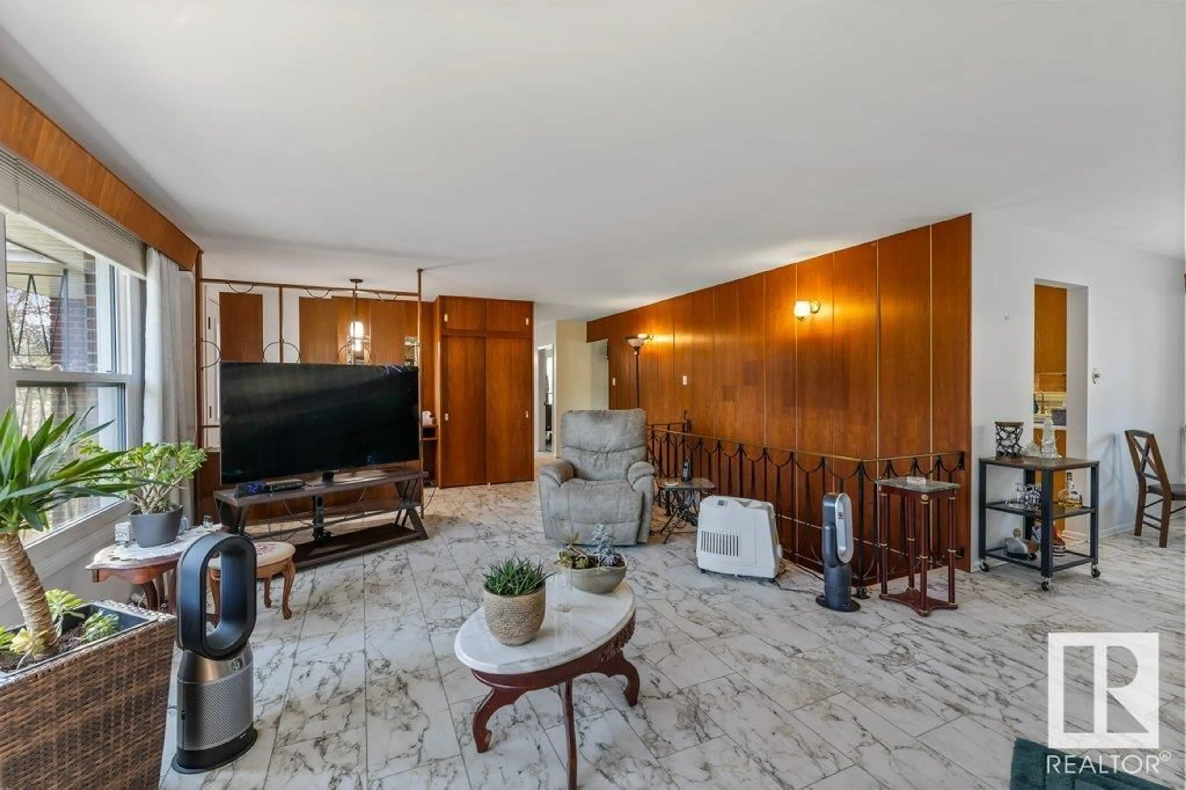 Lobby for 13708 BUENA VISTA RD, Edmonton Alberta T5R5R6