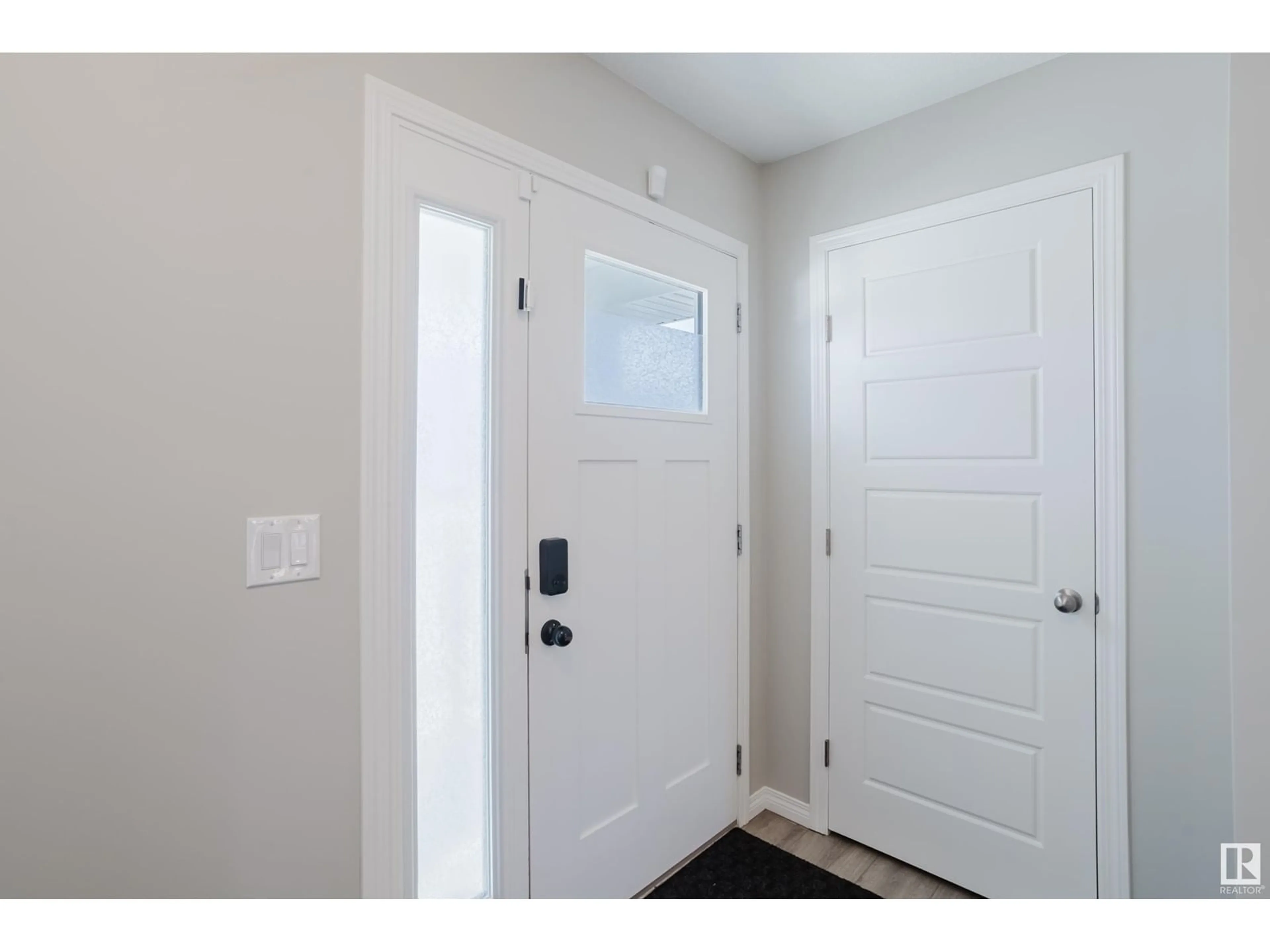 Indoor entryway for NW - 20015 18 AV, Edmonton Alberta T6M0Y1