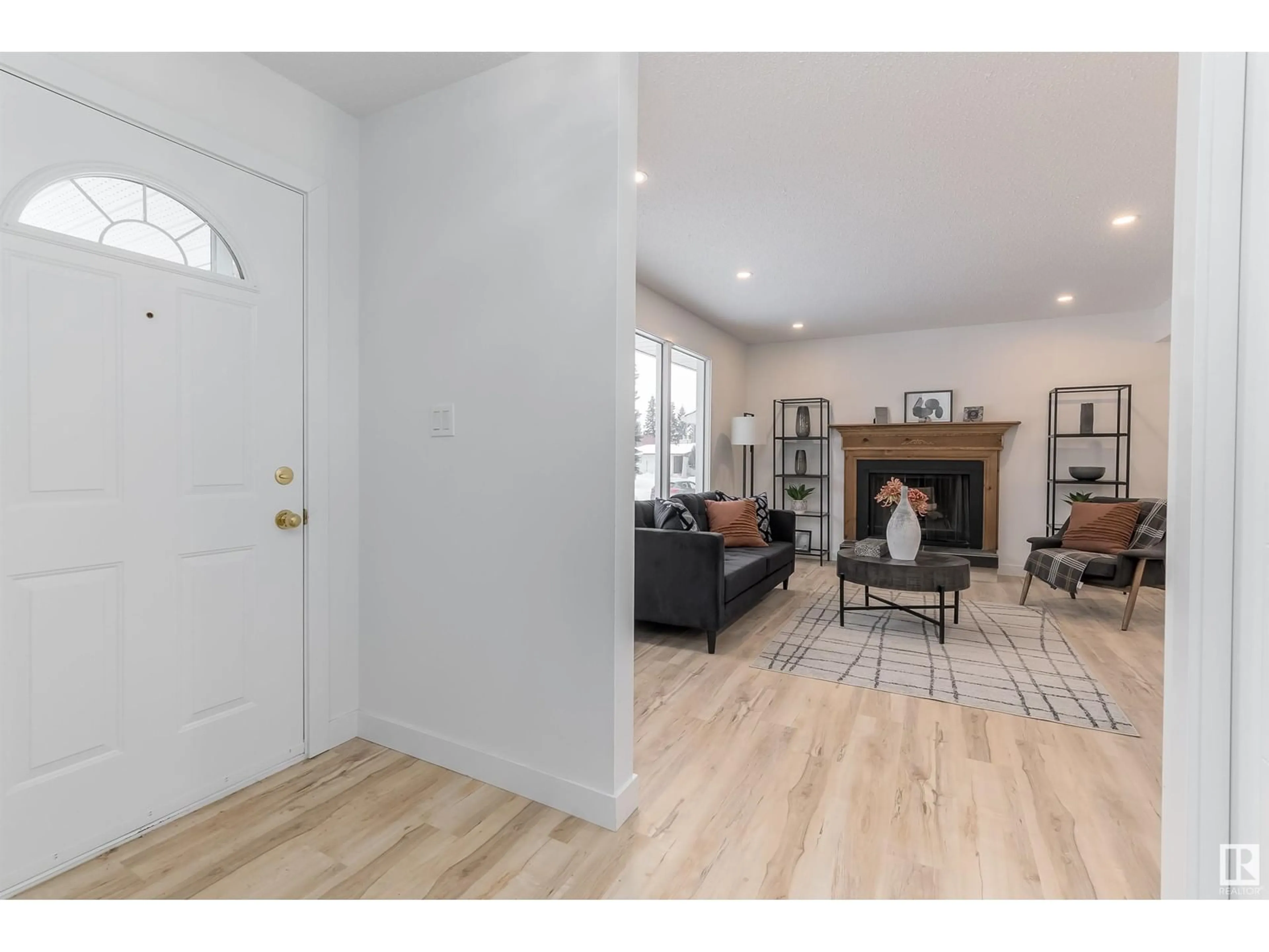 Indoor entryway for 8104 17 AV, Edmonton Alberta T6K2C8