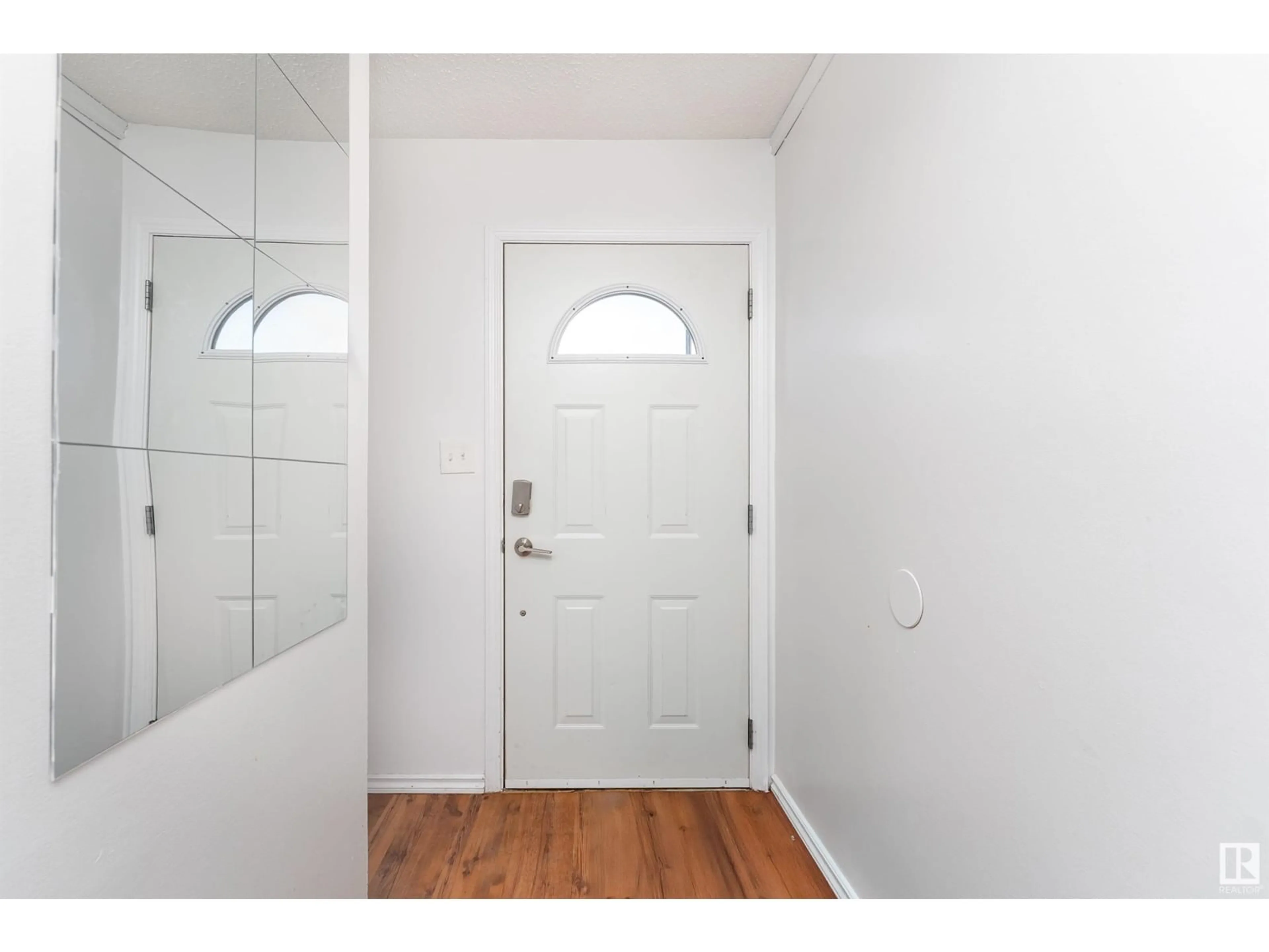 Indoor entryway for 473 DUNLUCE RD, Edmonton Alberta T5X2L9