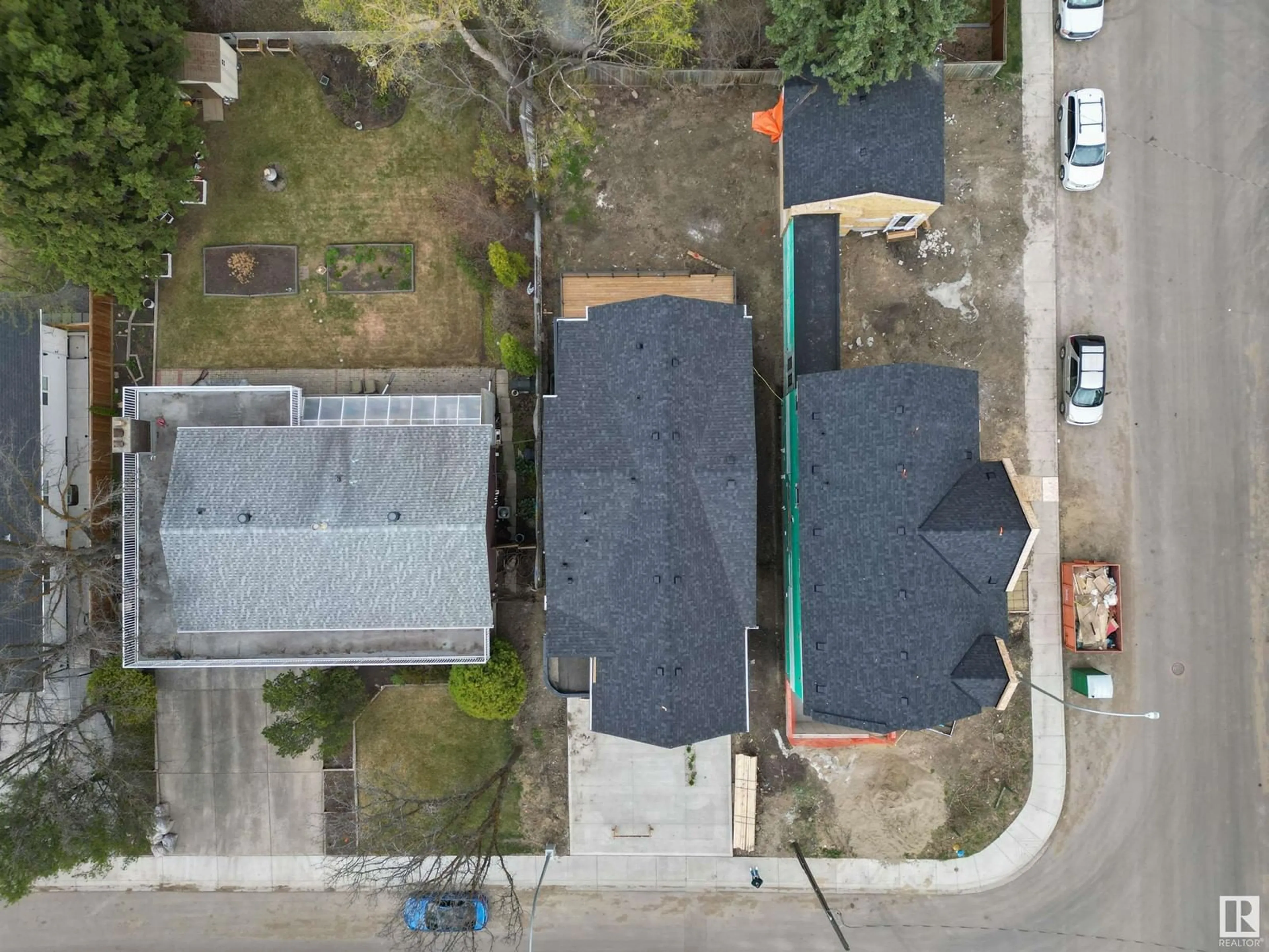 A pic from outside/outdoor area/front of a property/back of a property/a pic from drone, street for 10706 59 AV, Edmonton Alberta T6H4S7