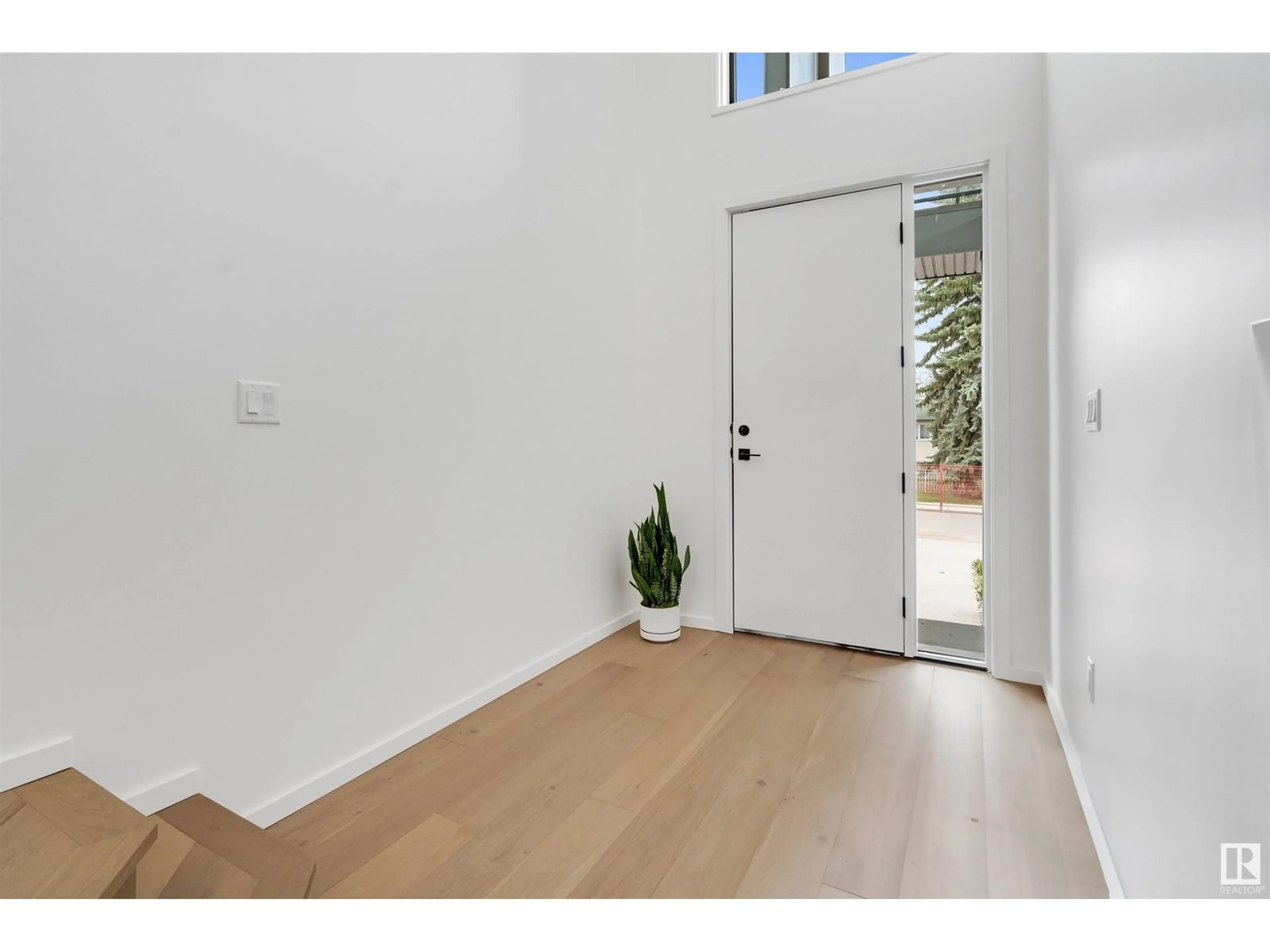 Indoor entryway for 10706 59 AV, Edmonton Alberta T6H4S7