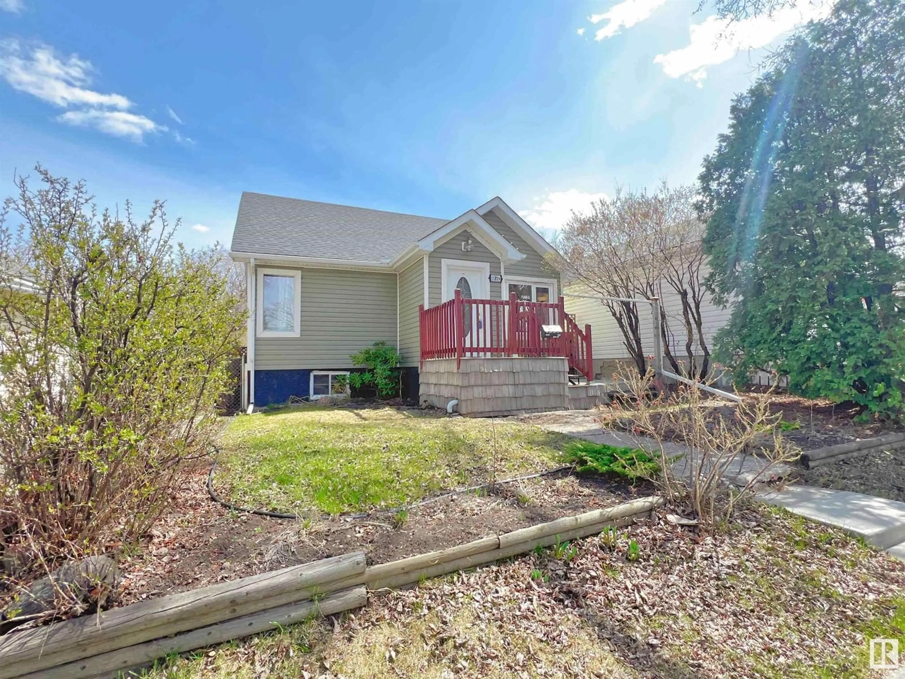 A pic from outside/outdoor area/front of a property/back of a property/a pic from drone, unknown for 11819 68 ST, Edmonton Alberta T5B1P6