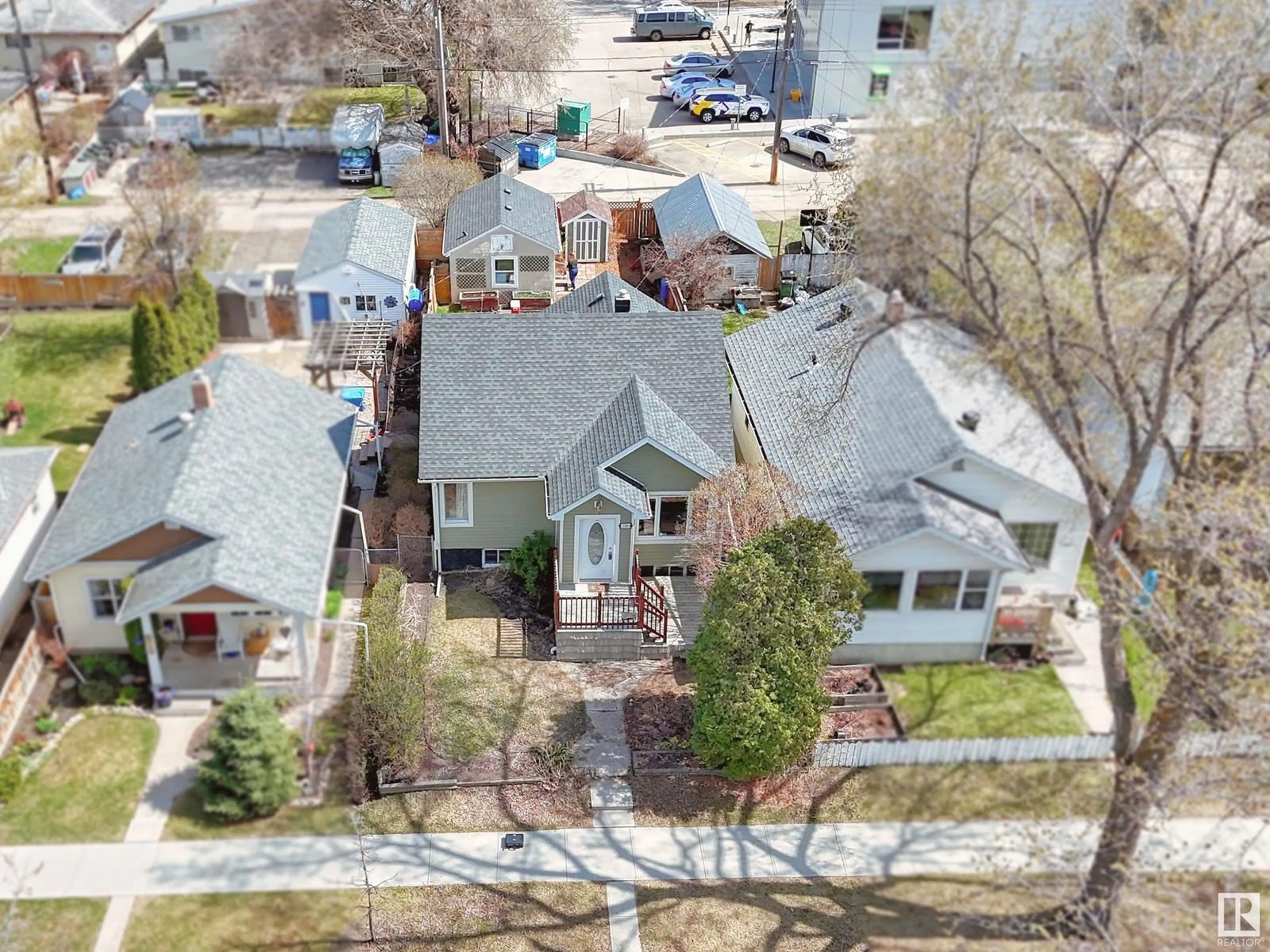 A pic from outside/outdoor area/front of a property/back of a property/a pic from drone, street for 11819 68 ST, Edmonton Alberta T5B1P6