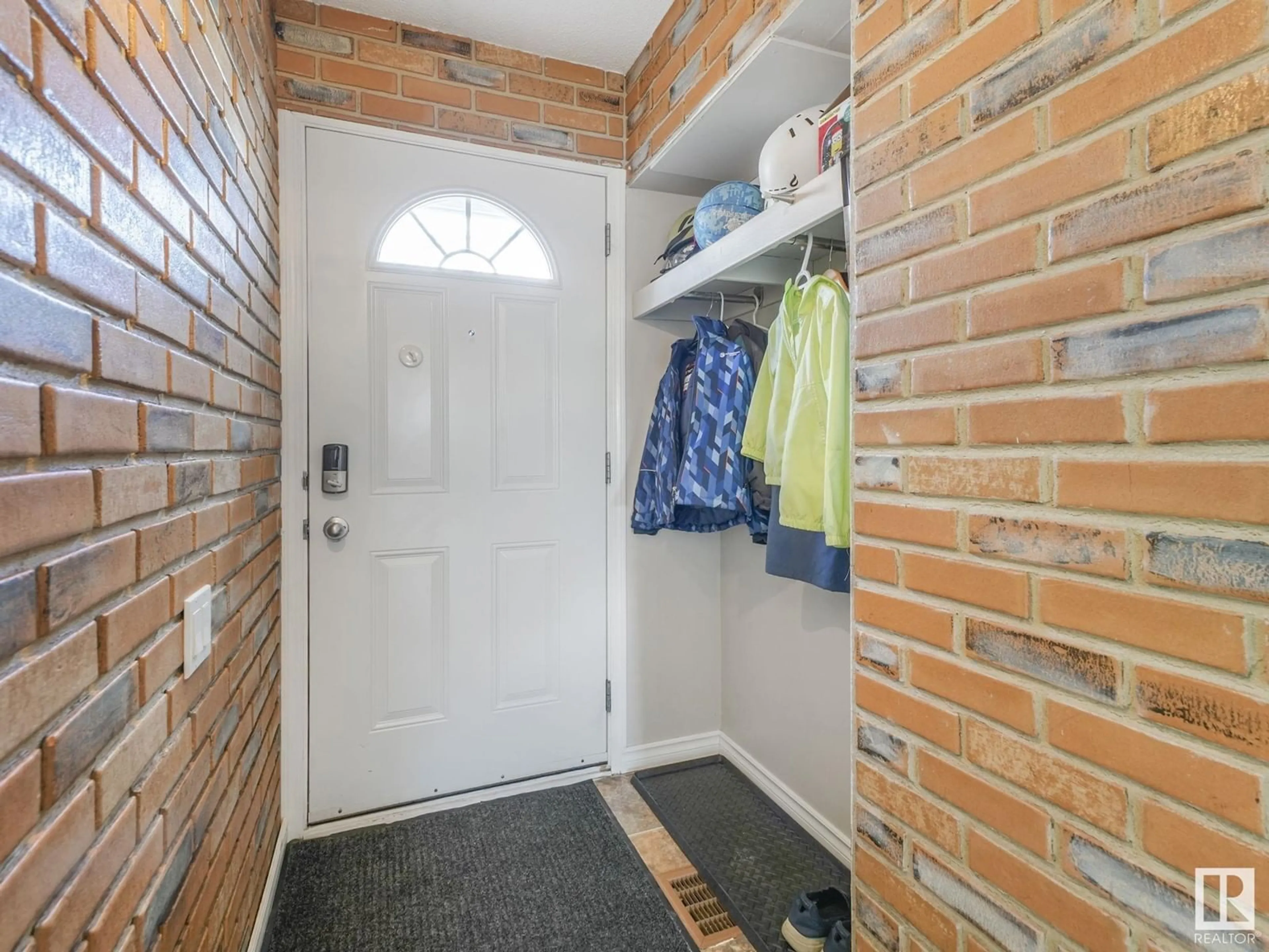 Indoor entryway for 115 MAYFAIR MEWS, Edmonton Alberta T5E5R7