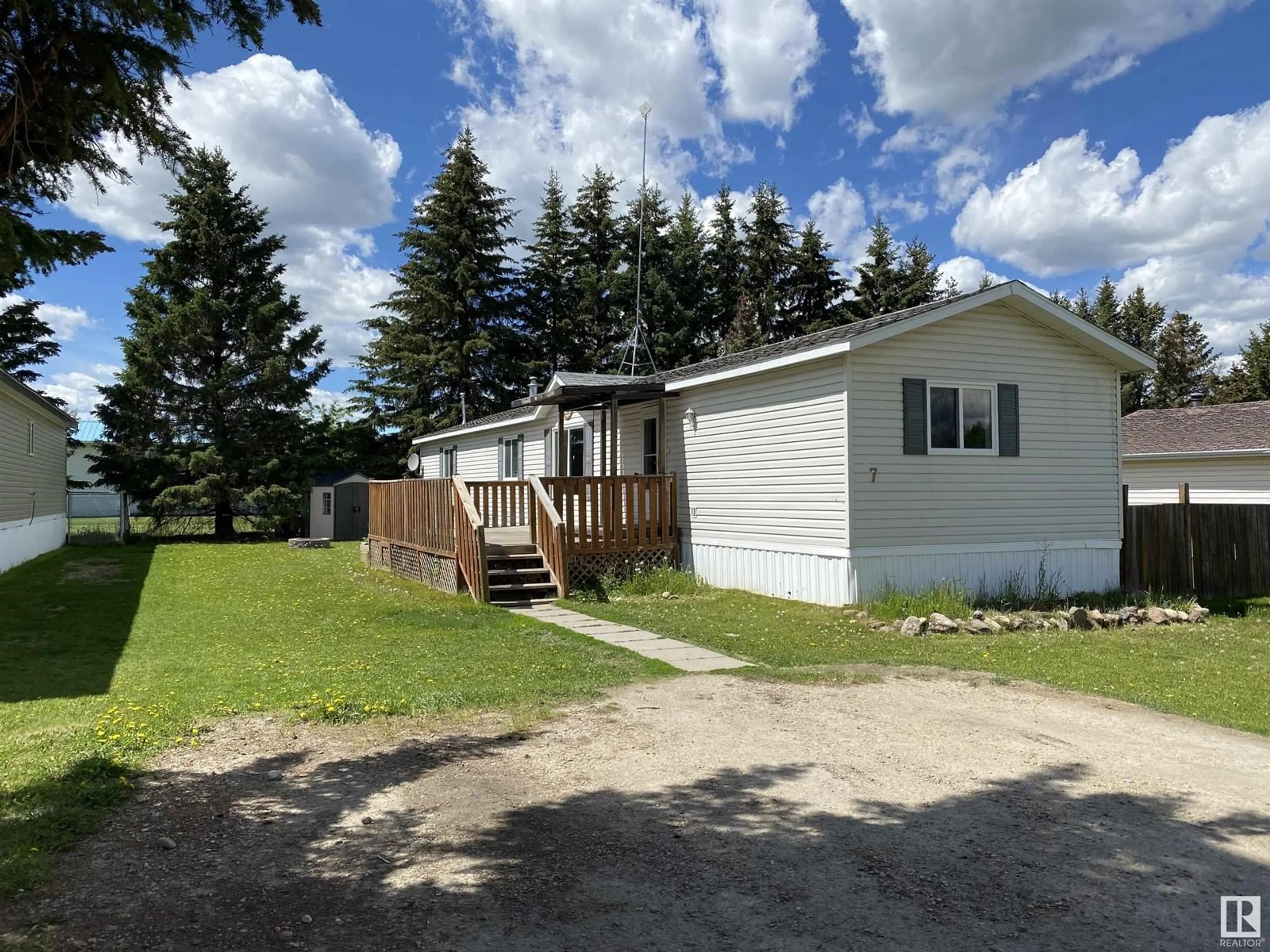 A pic from outside/outdoor area/front of a property/back of a property/a pic from drone, unknown for 7 VILLAGE GREEN MHP, Warburg Alberta T0C2T0