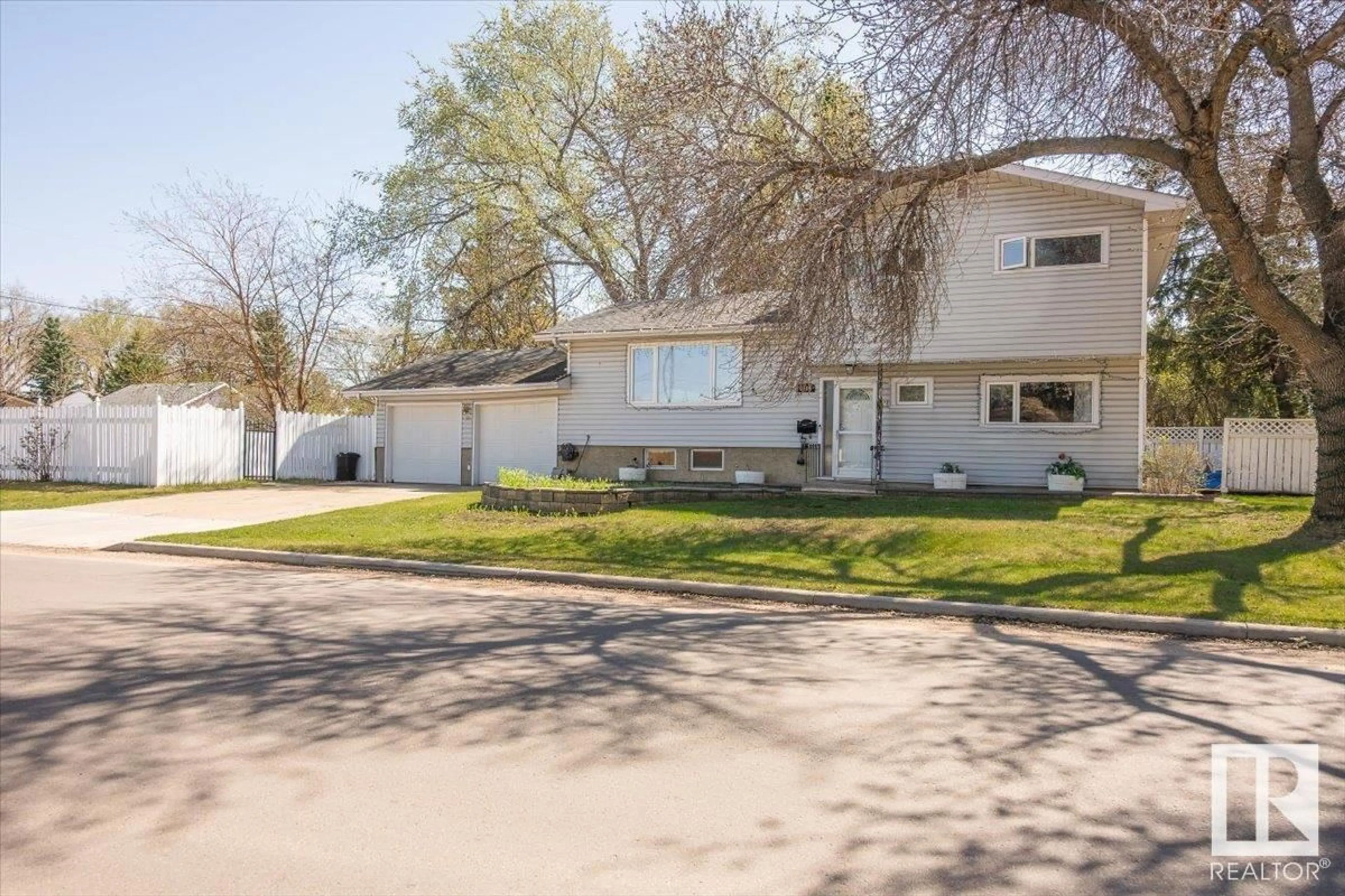Home with vinyl exterior material, street for 8007 125 AV, Edmonton Alberta T5B1E7