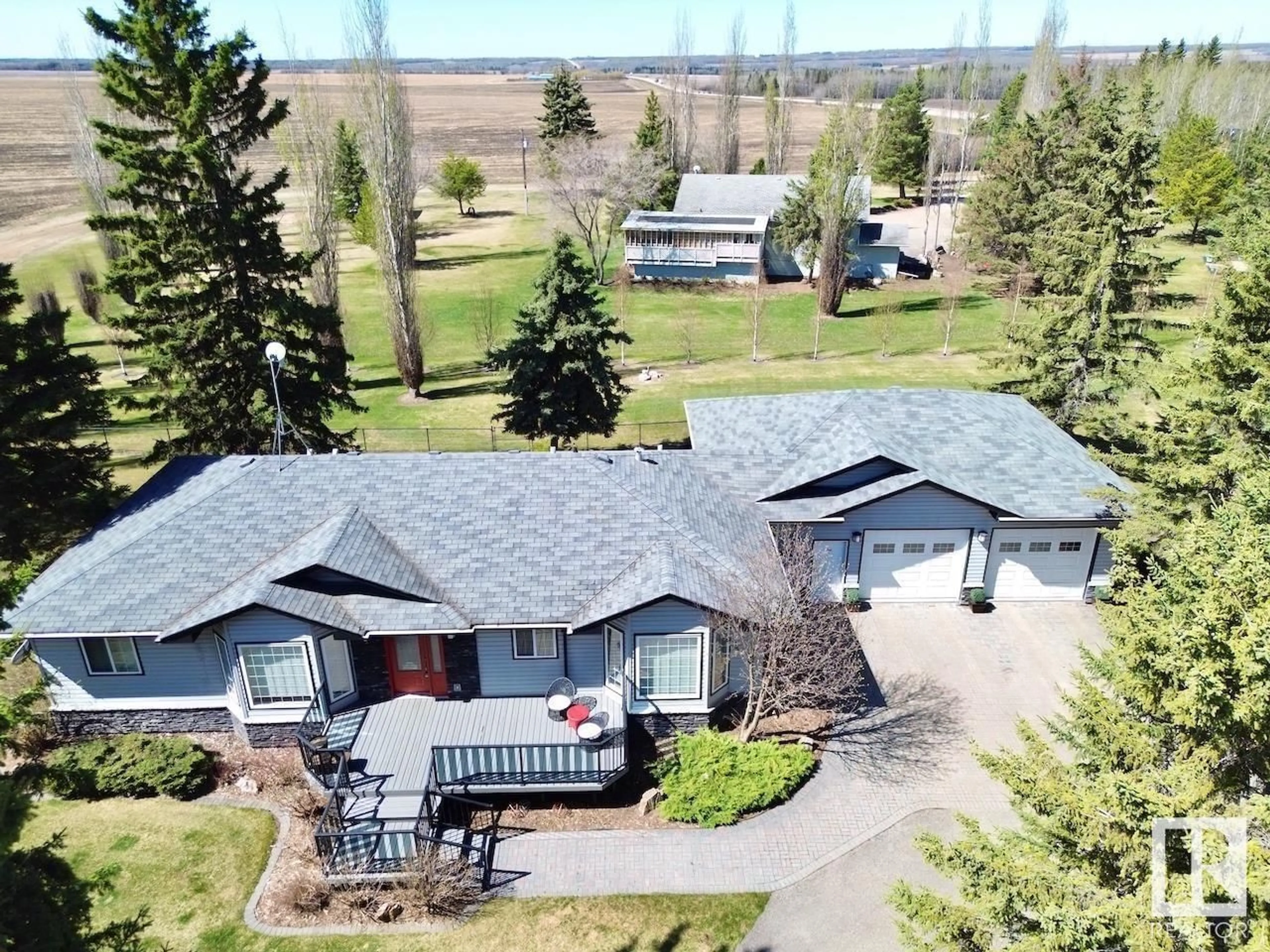 A pic from outside/outdoor area/front of a property/back of a property/a pic from drone, unknown for 673078 RANGE ROAD 185, Rural Athabasca County Alberta T0A1V0