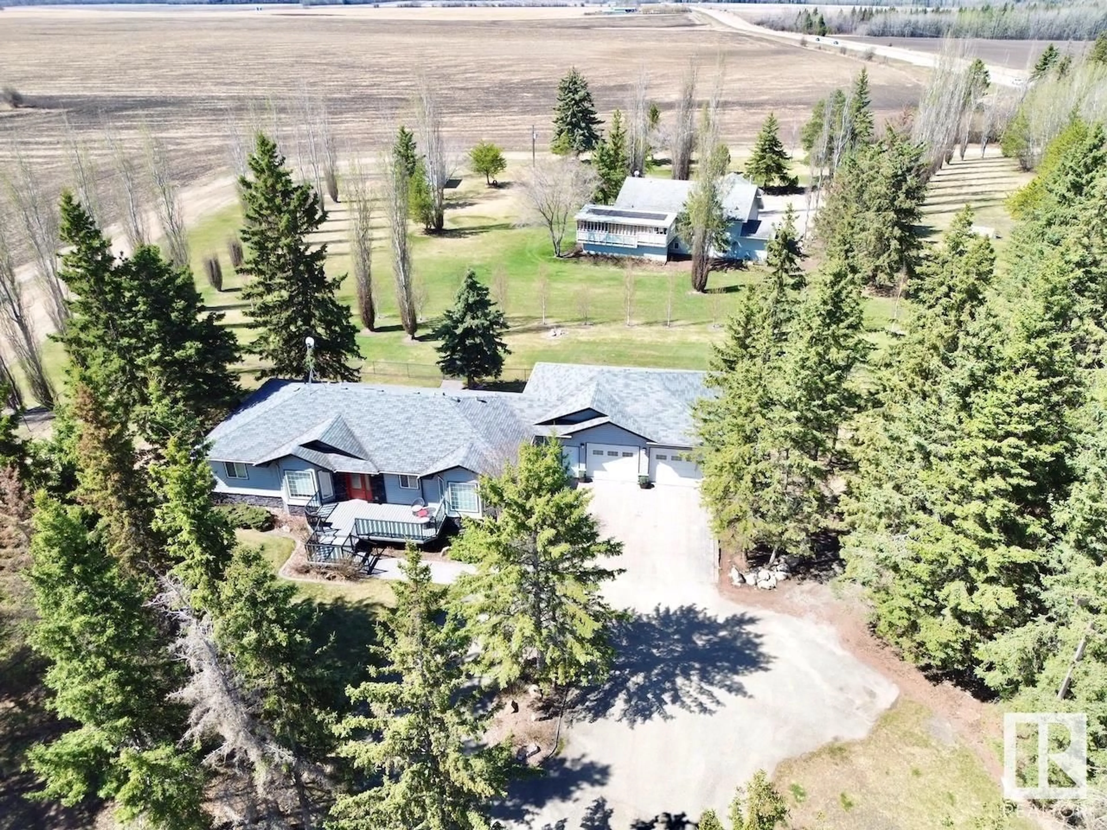 A pic from outside/outdoor area/front of a property/back of a property/a pic from drone, unknown for 673078 RANGE ROAD 185, Rural Athabasca County Alberta T0A1V0