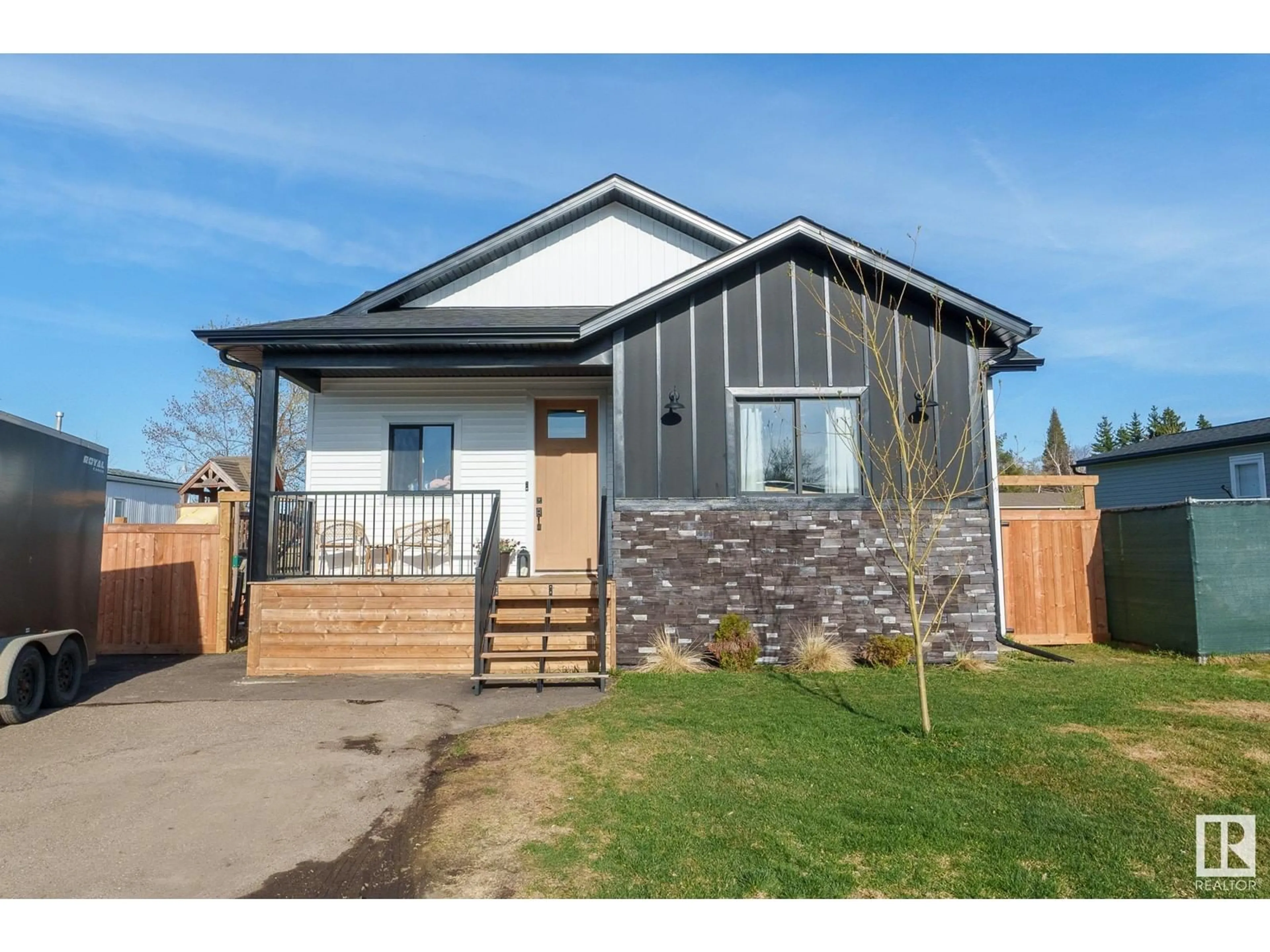 Home with vinyl exterior material, street for 16 5220 44 AVE, Calmar Alberta T0C0V0