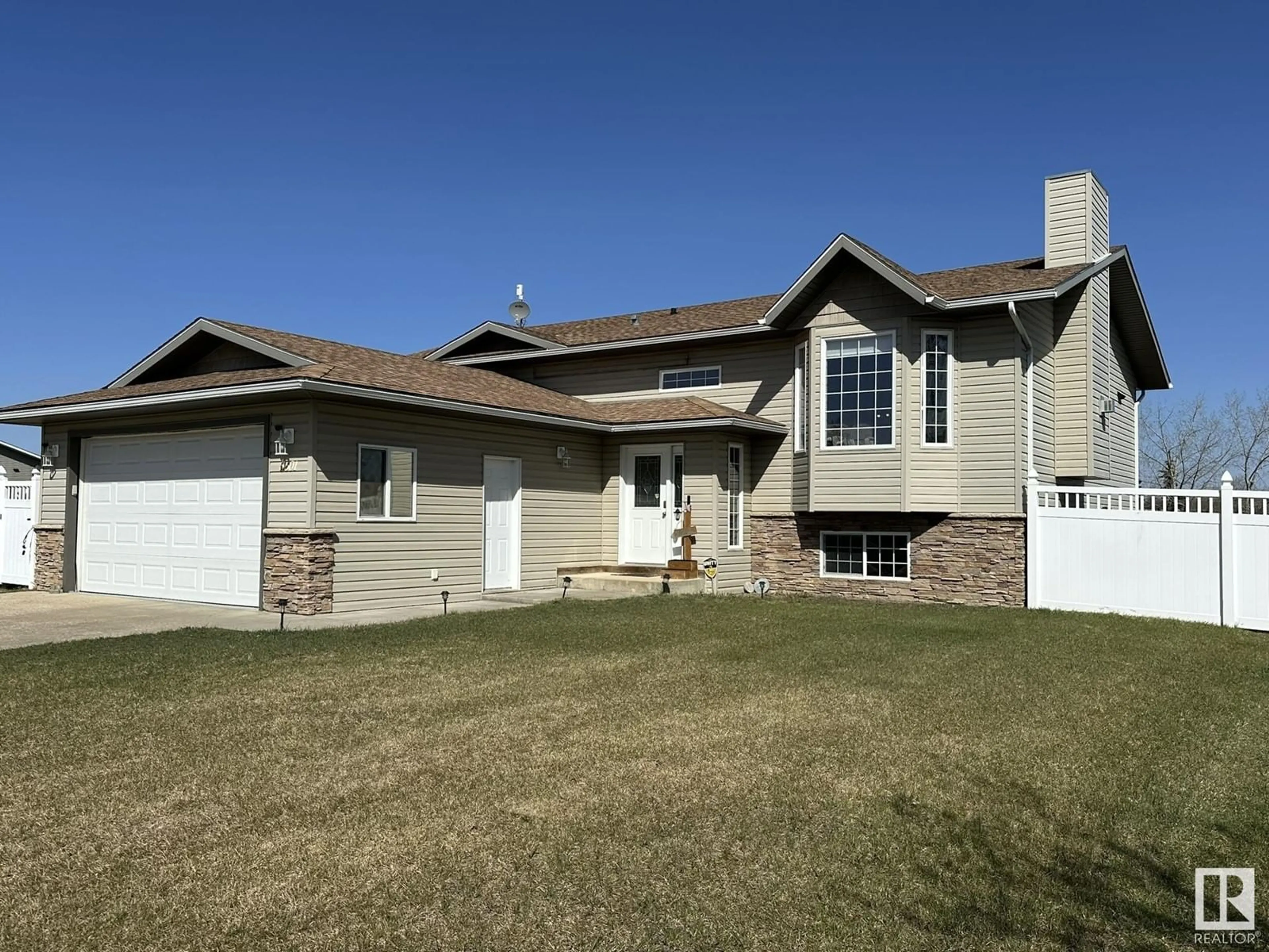 Home with vinyl exterior material, street for 5601 55 ST, Smoky Lake Town Alberta T0A3C0