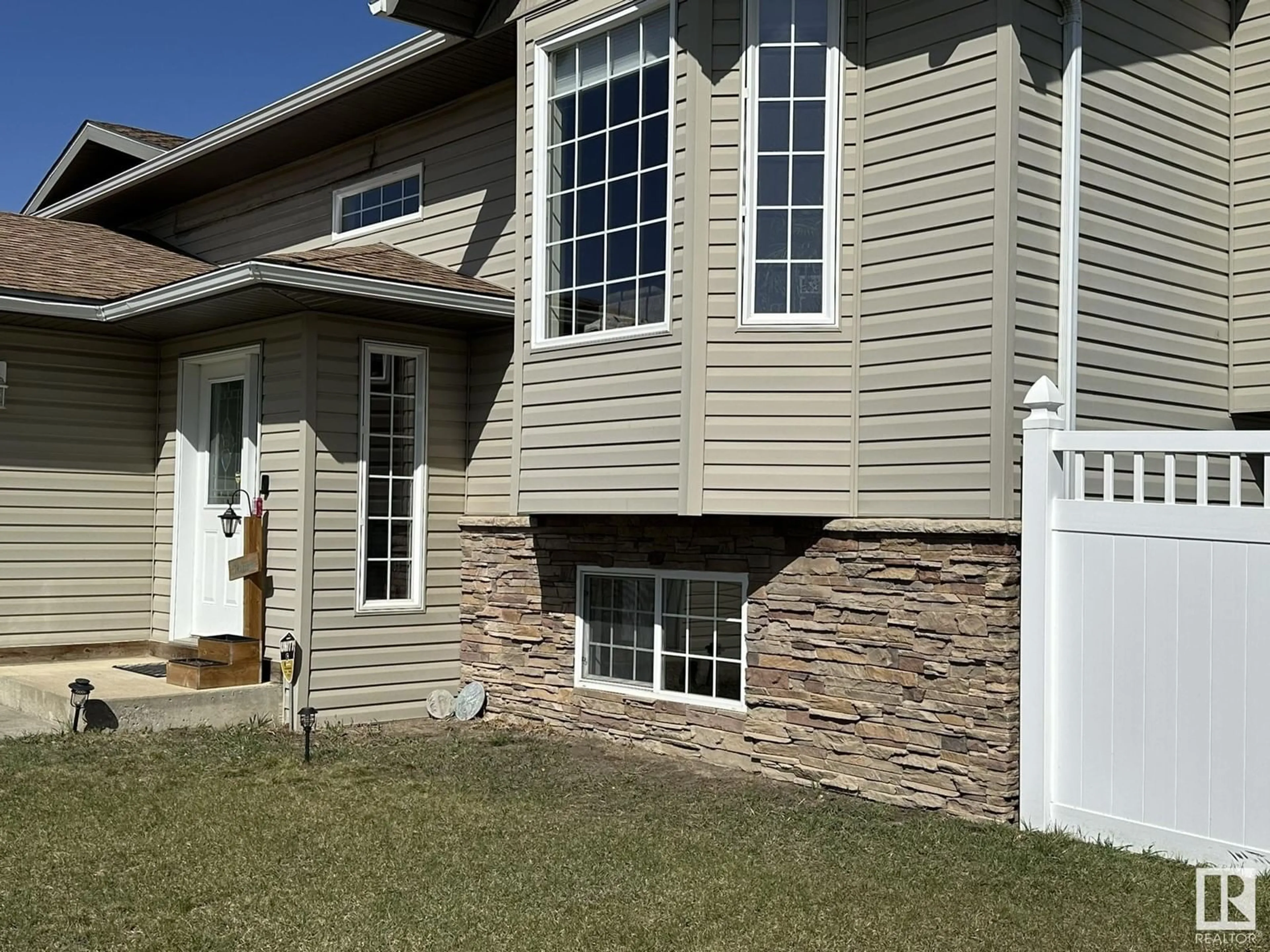Home with vinyl exterior material, unknown for 5601 55 ST, Smoky Lake Town Alberta T0A3C0