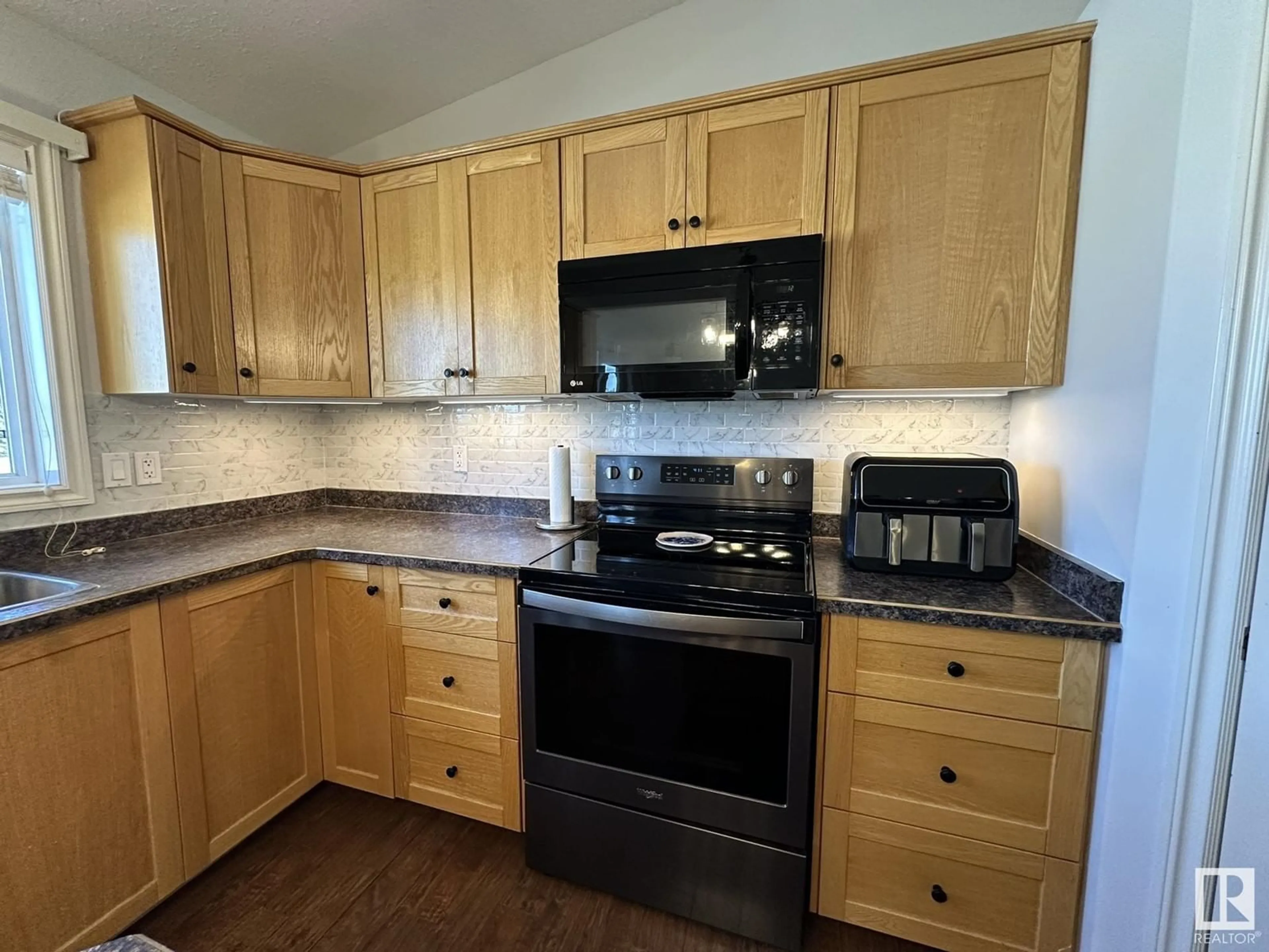 Standard kitchen, unknown for 5601 55 ST, Smoky Lake Town Alberta T0A3C0