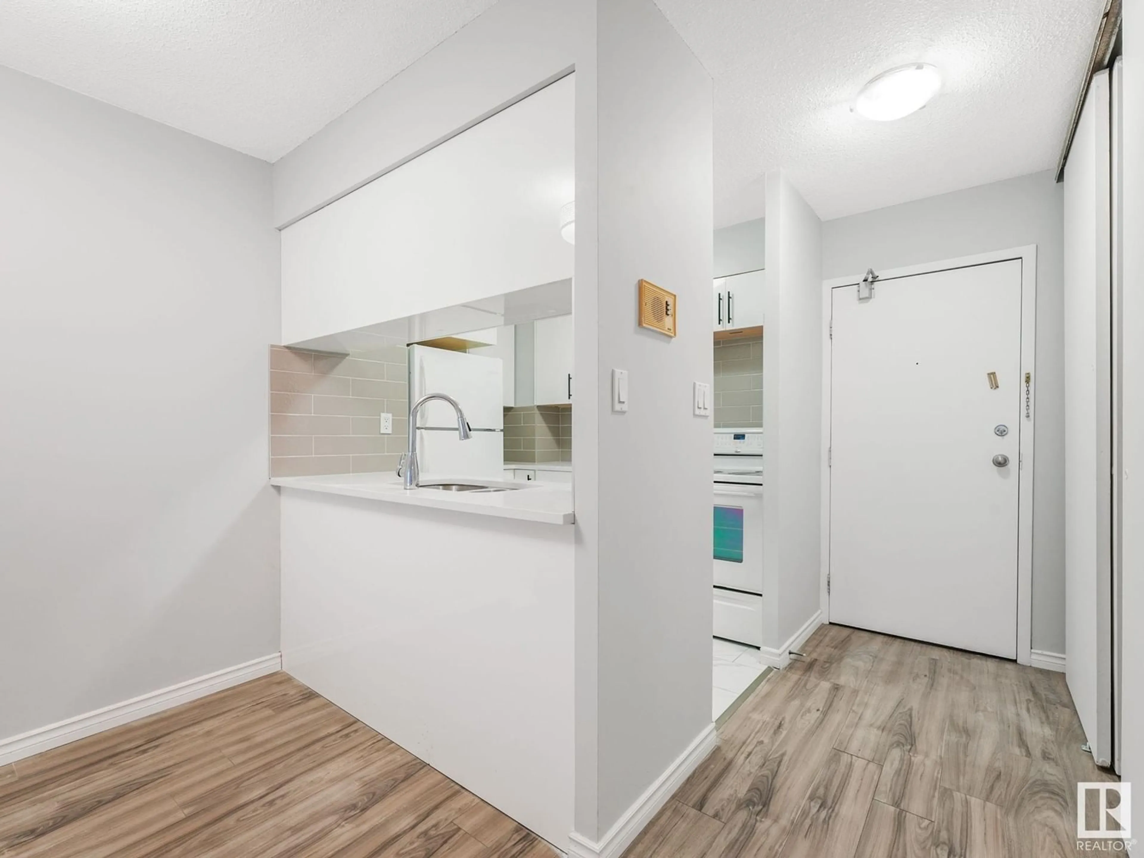 Standard kitchen, unknown for 424 - 10160 114 ST, Edmonton Alberta T5K2L2