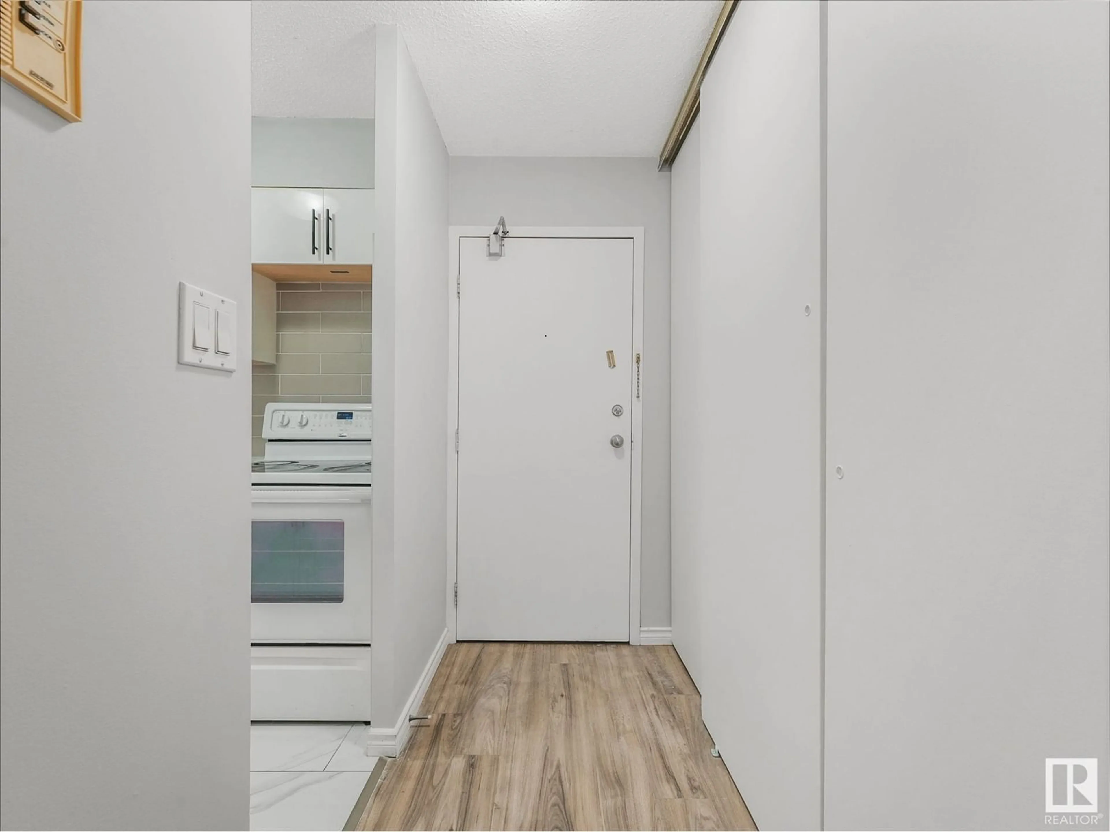 Indoor entryway for 424 - 10160 114 ST, Edmonton Alberta T5K2L2