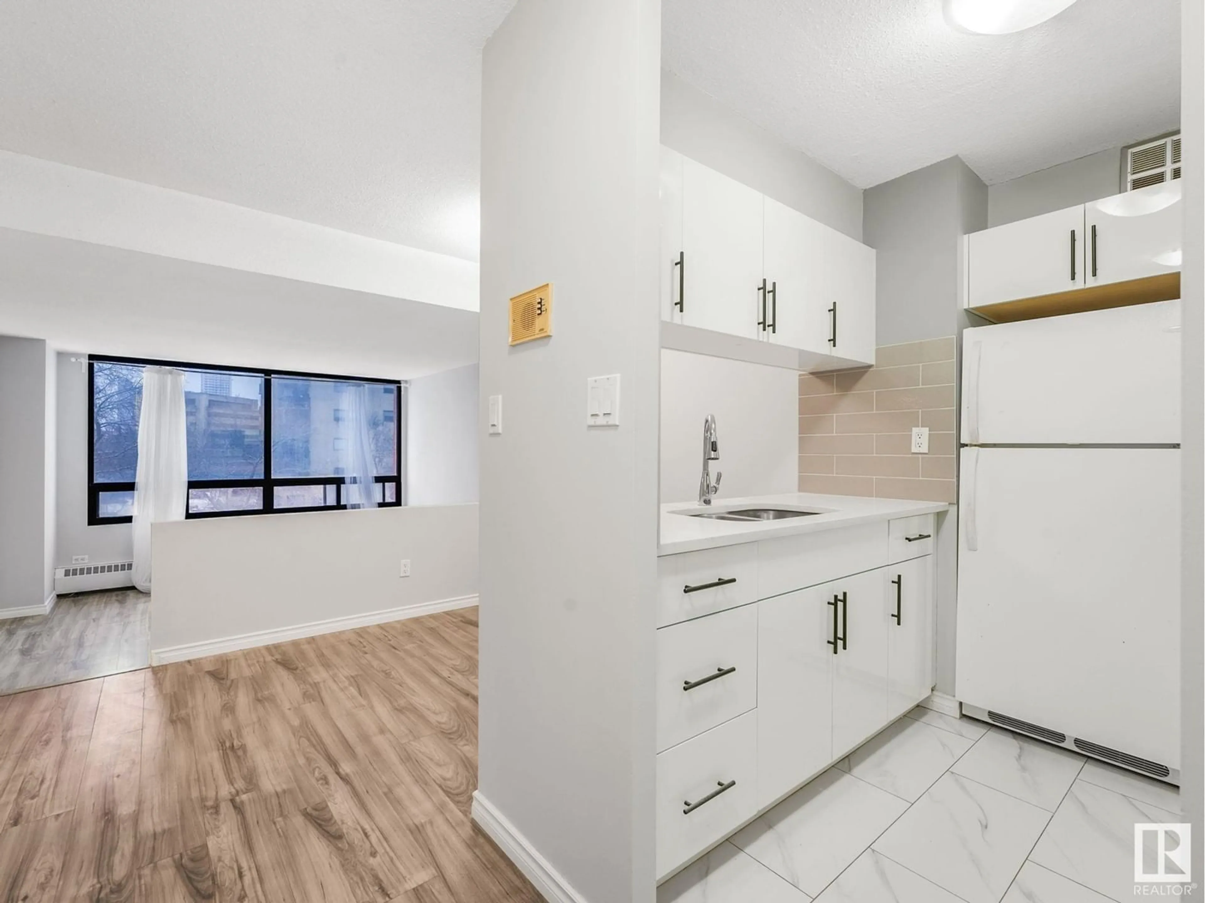Standard kitchen, unknown for 424 - 10160 114 ST, Edmonton Alberta T5K2L2