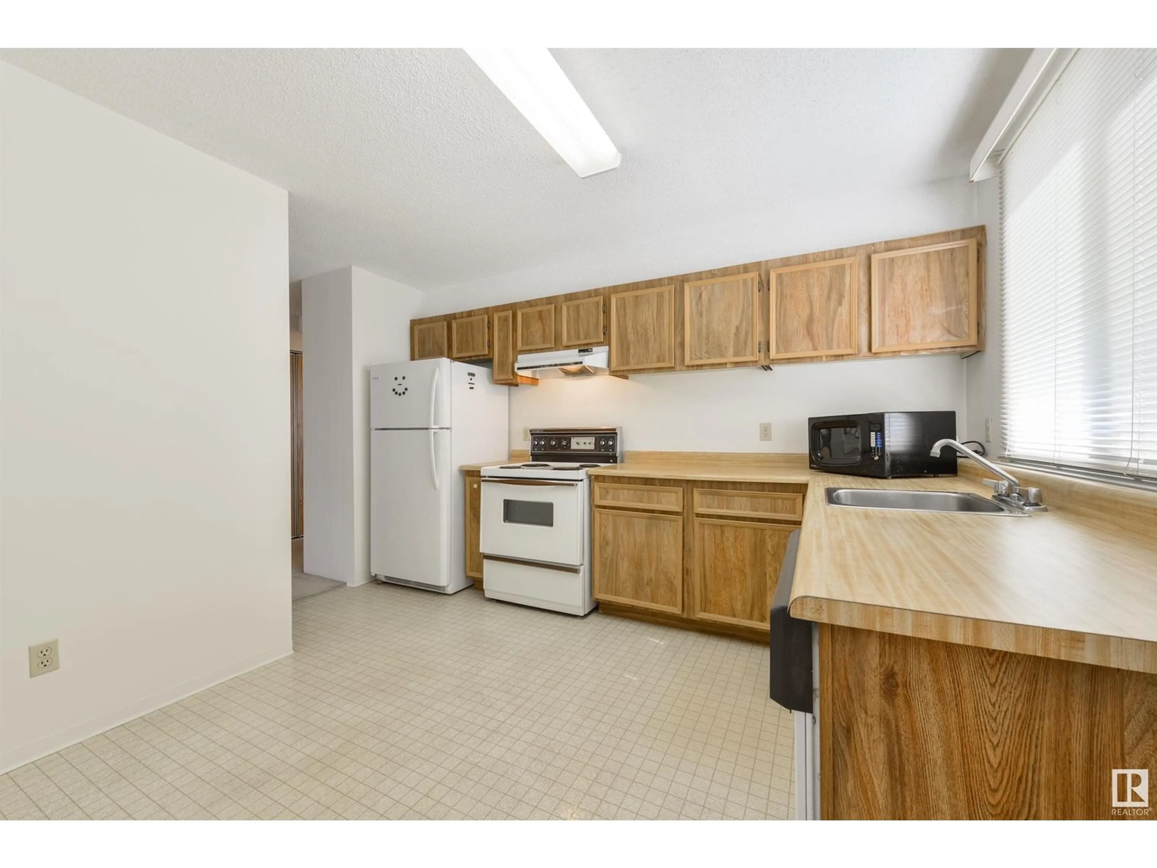Standard kitchen, unknown for 9929 - 704 113 ST NW, Edmonton Alberta T5K2N9