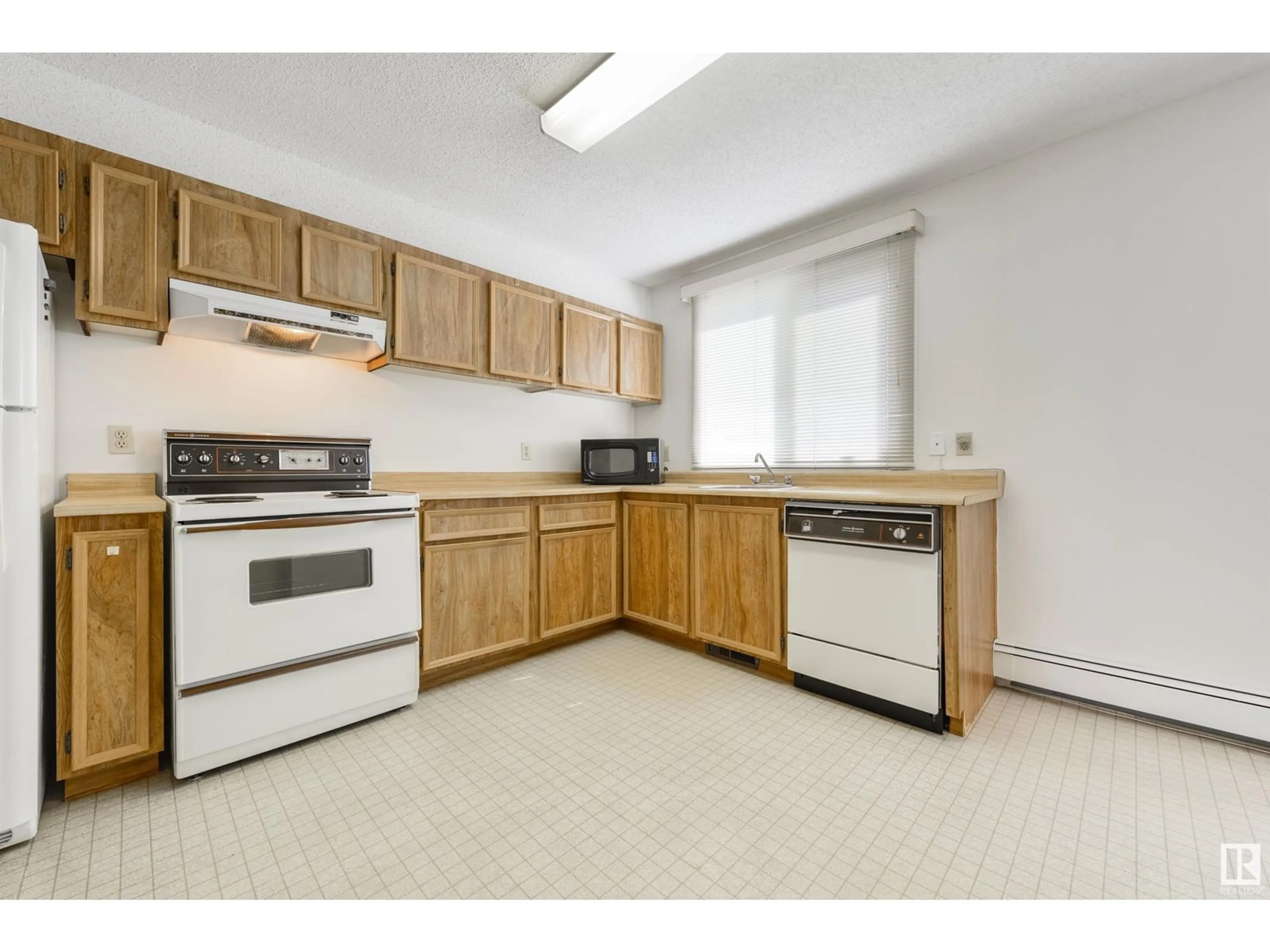 Standard kitchen, unknown for 9929 - 704 113 ST NW, Edmonton Alberta T5K2N9