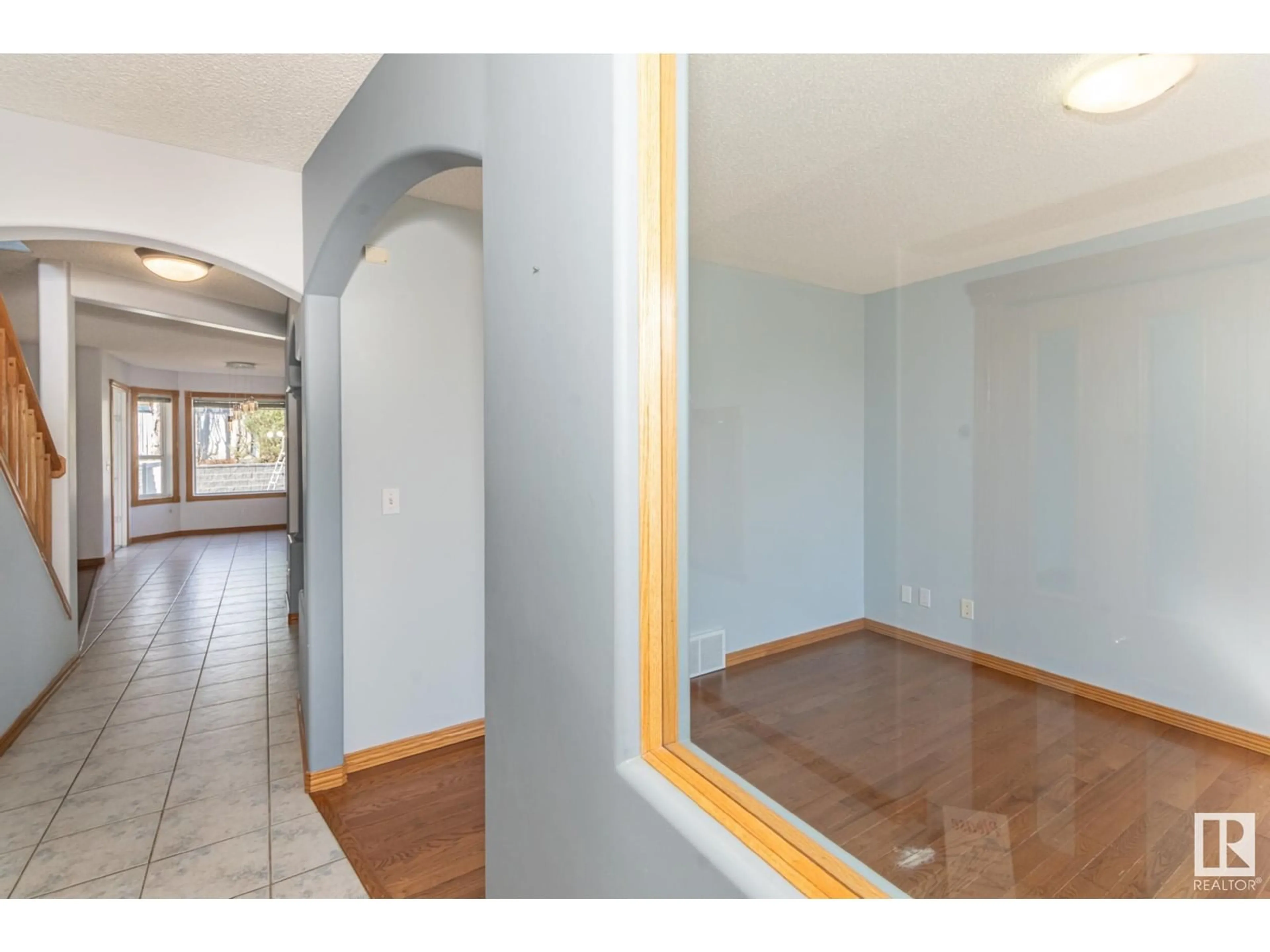 Indoor foyer for 443 HERITAGE DR, Sherwood Park Alberta T8A6A4