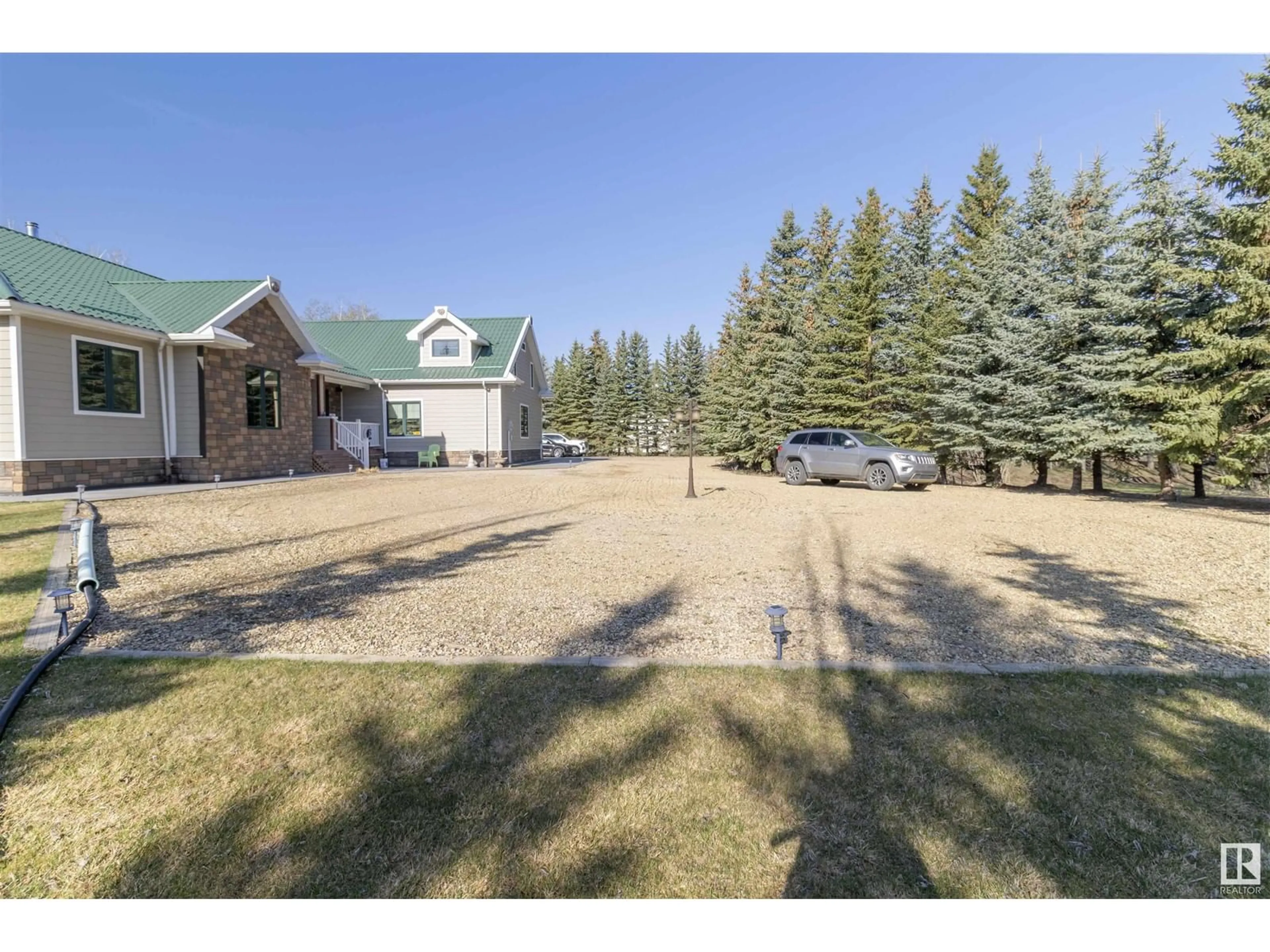 A pic from outside/outdoor area/front of a property/back of a property/a pic from drone, unknown for 51069 - 85 RGE ROAD 215, Rural Strathcona County Alberta T8E1G7