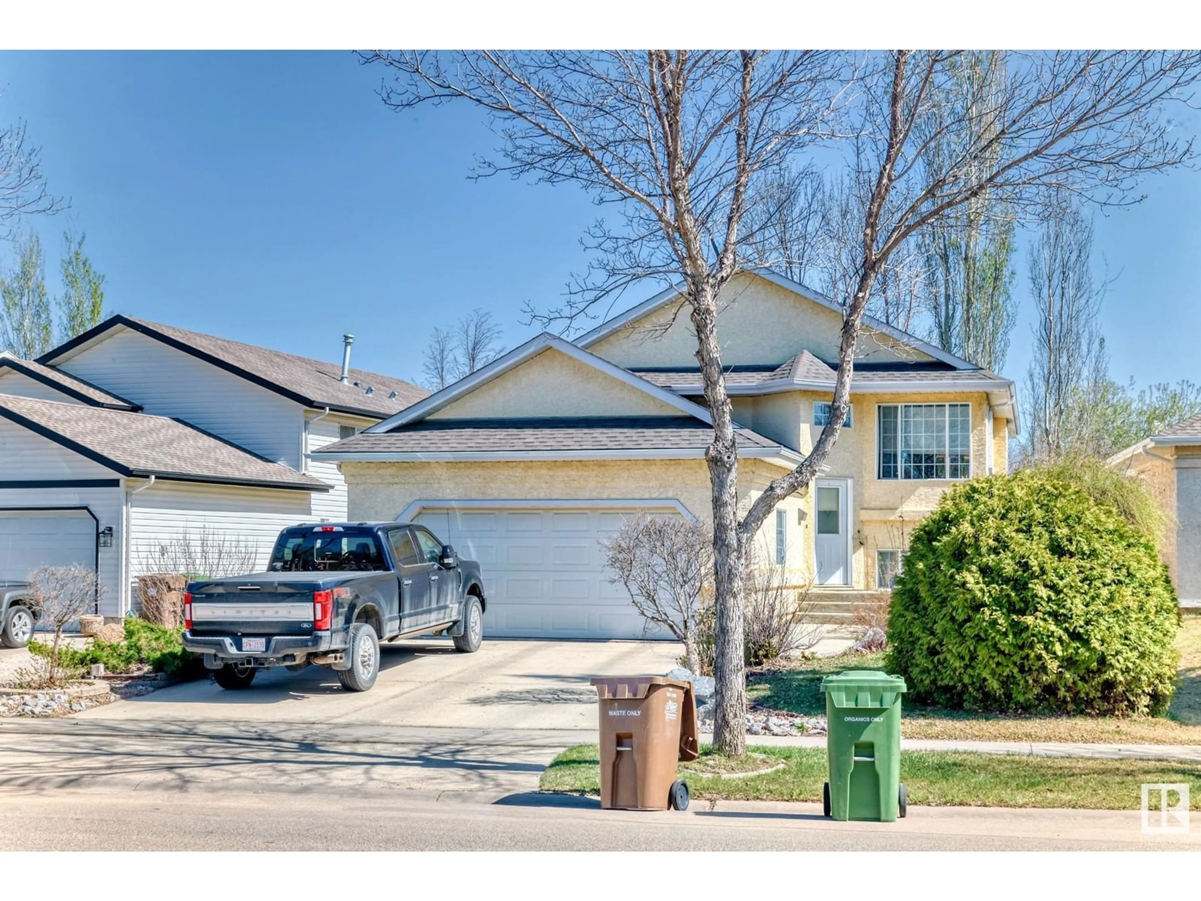 Home with vinyl exterior material, street for 41 OAKMONT DR, St. Albert Alberta T8M6M2