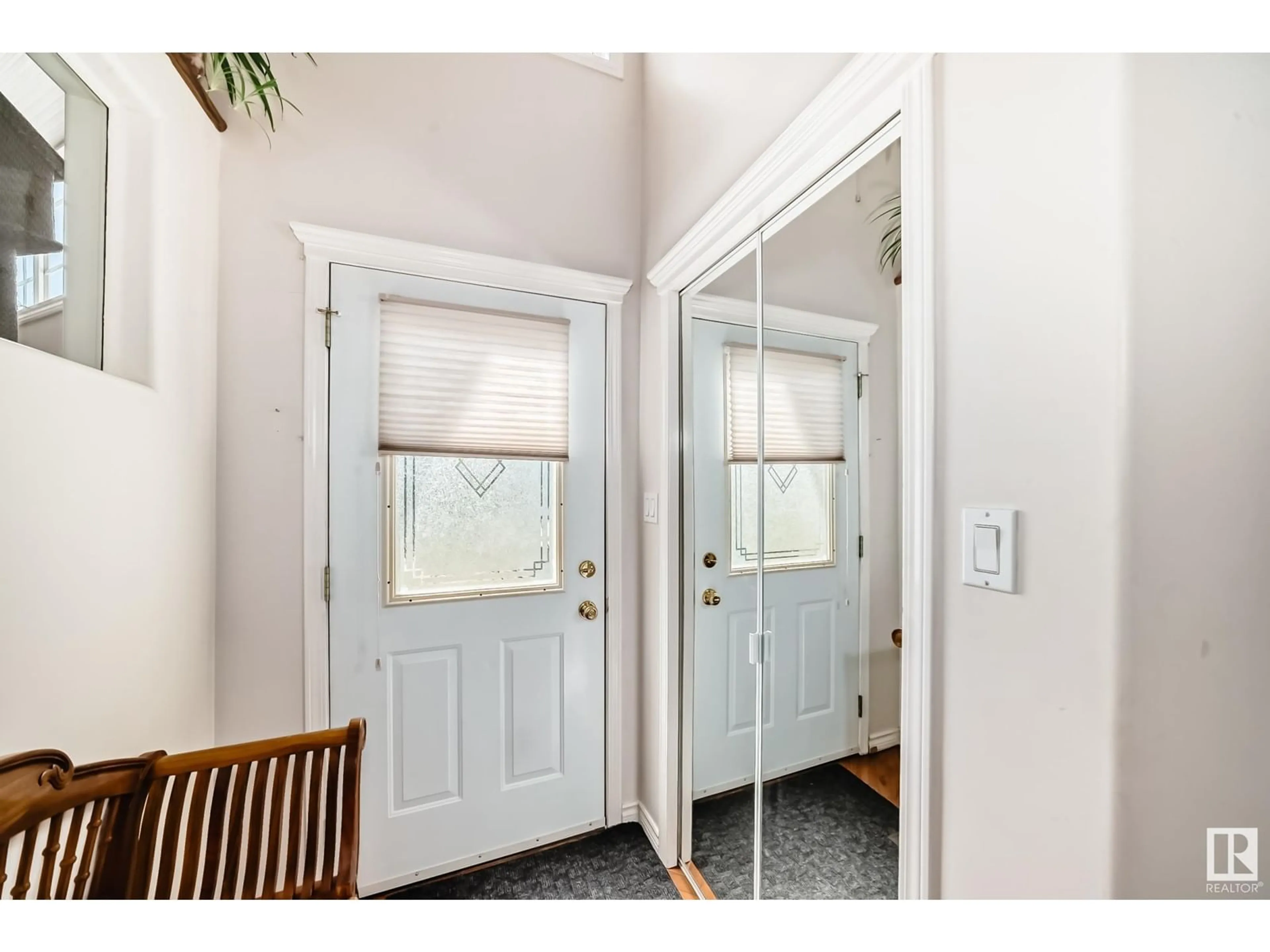 Indoor entryway for 41 OAKMONT DR, St. Albert Alberta T8M6M2