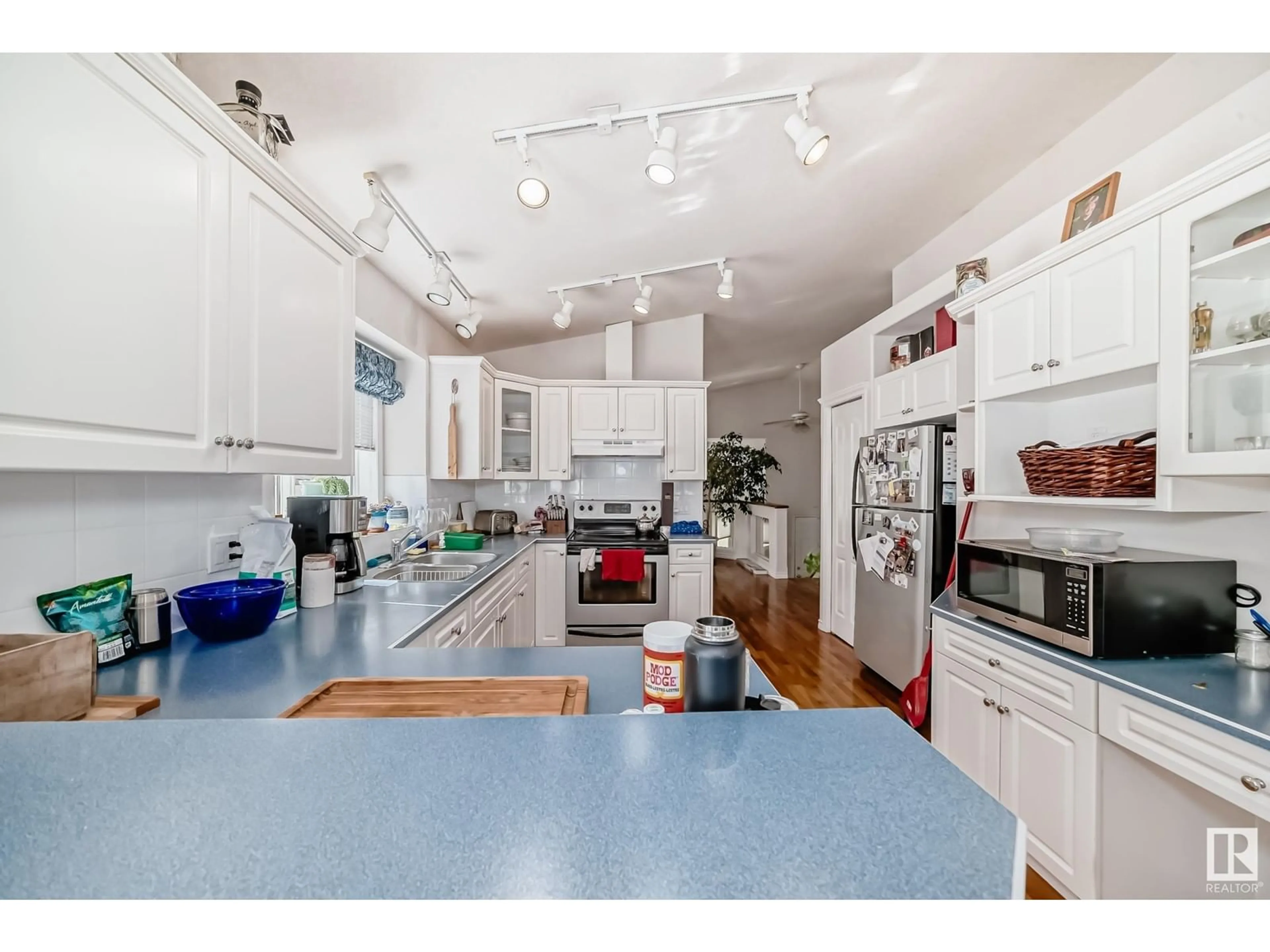 Open concept kitchen, ceramic/tile floor for 41 OAKMONT DR, St. Albert Alberta T8M6M2