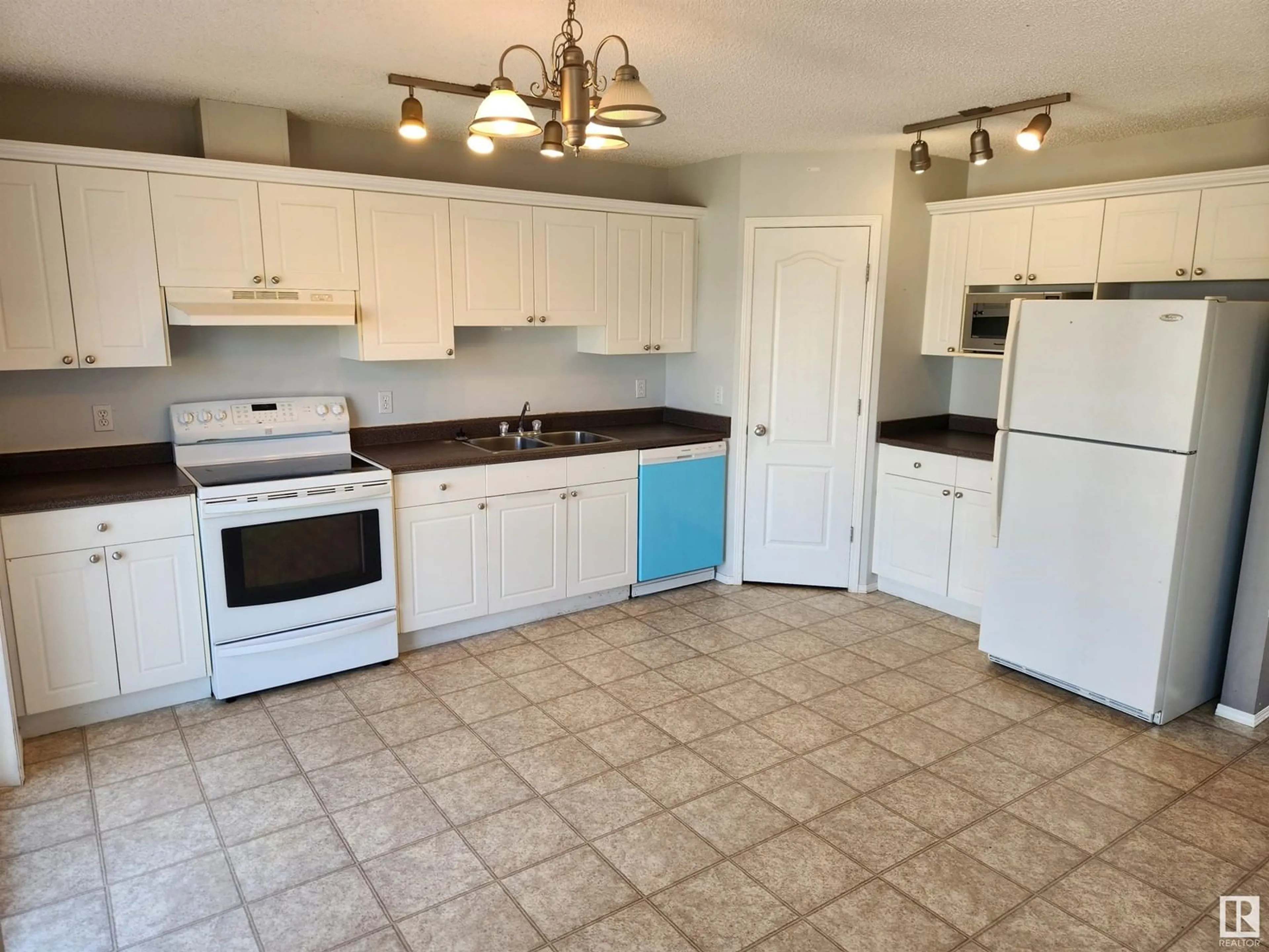 Standard kitchen, ceramic/tile floor for 3 - 32 GROVE MEADOW DR, Spruce Grove Alberta T7X4L9