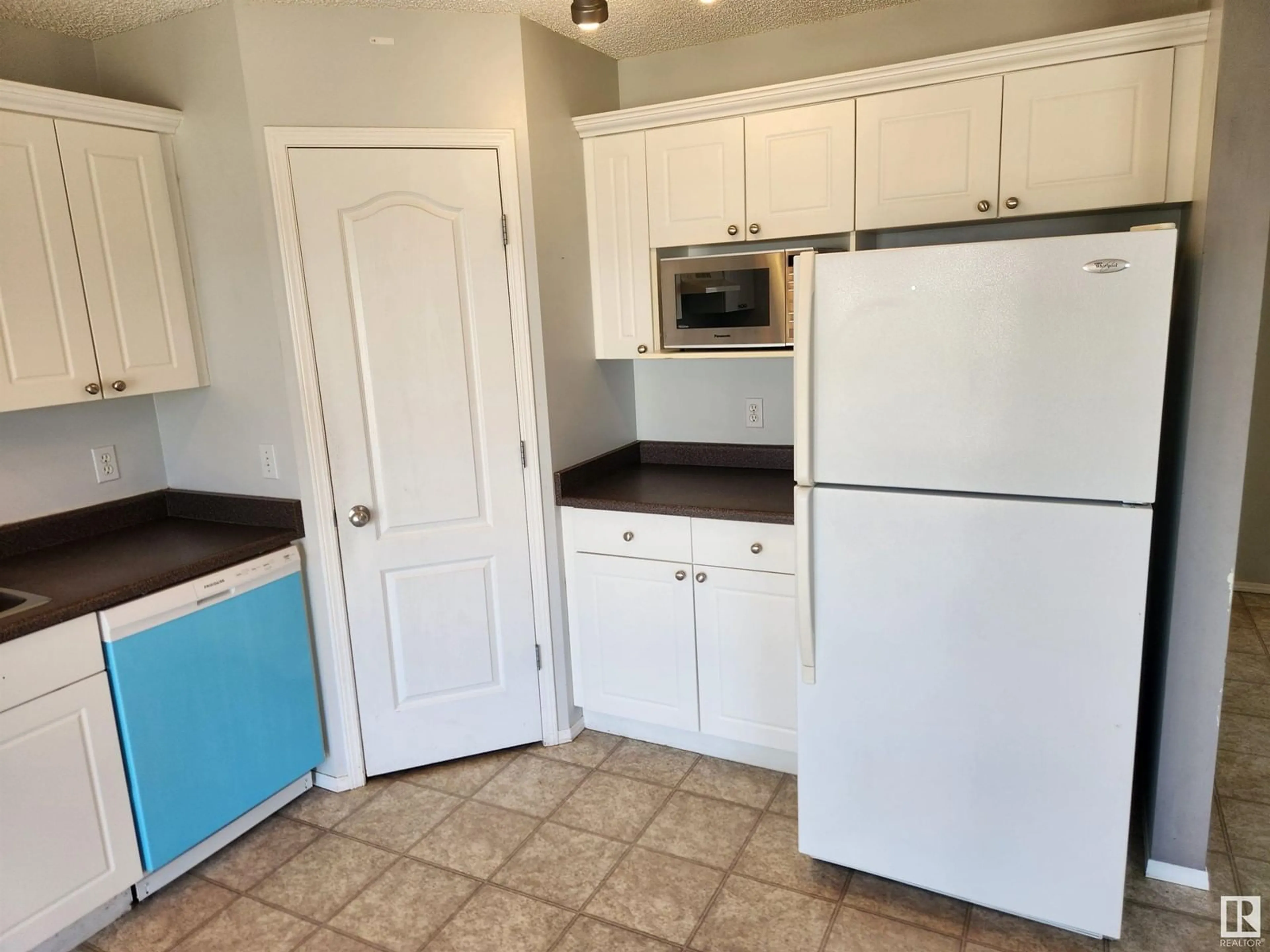 Standard kitchen, unknown for 3 - 32 GROVE MEADOW DR, Spruce Grove Alberta T7X4L9