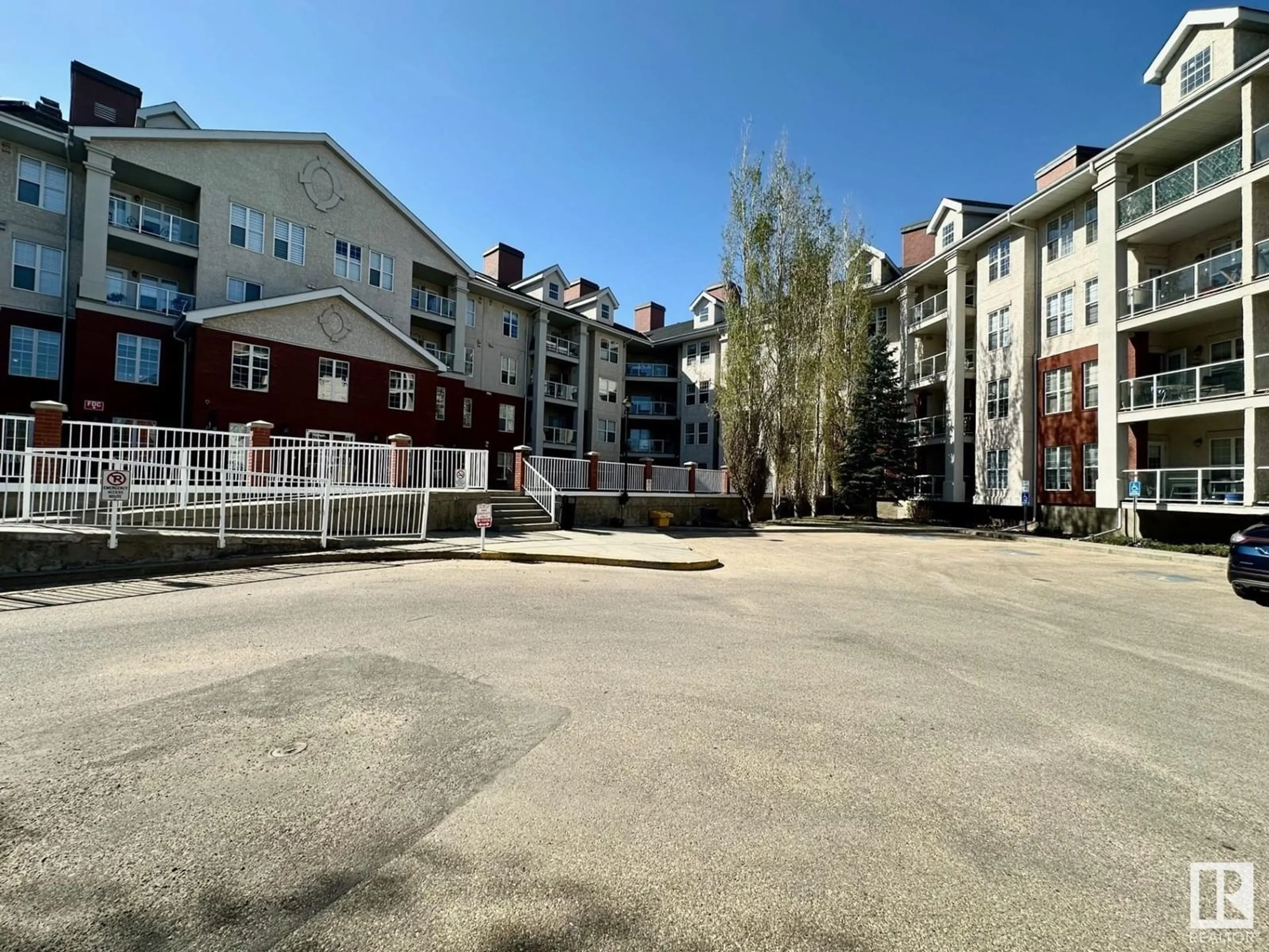 A pic from outside/outdoor area/front of a property/back of a property/a pic from drone, street for 45 - 308 INGLEWOOD DR, St. Albert Alberta T8N0B6